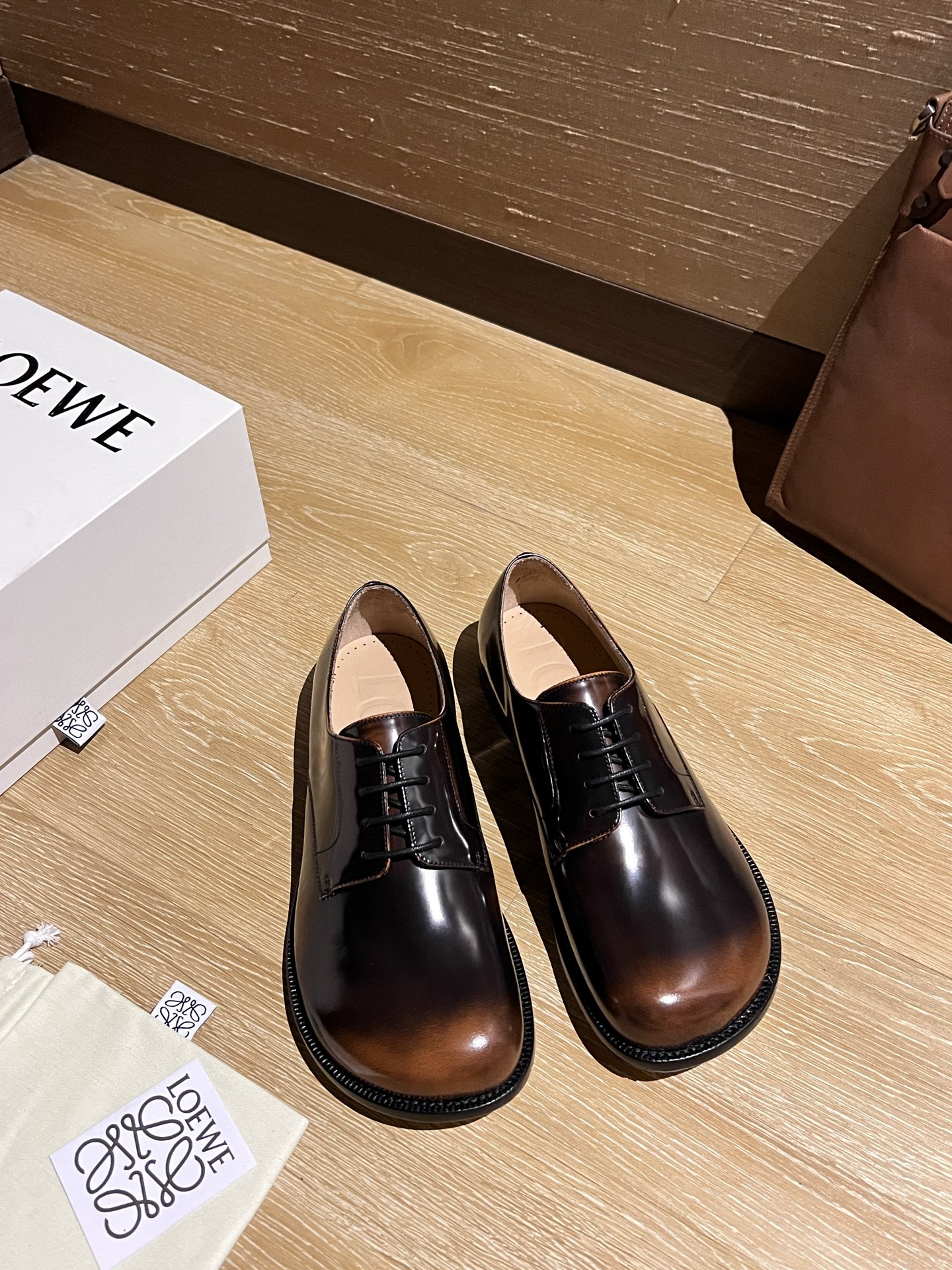 NO:346673,Loew ~ High-end men's best-selling boutique casual leather shoes, imported shiny polished cowhide derby shoes combine craftsmanship elements with modern charm, strong toughness, resistance to folding and not easy to deform, and durable for wear!  Imported cowhide inner lining, imported genuine leather large sole, top quality, welcome to compare, code number 39-44 (38.45.46 custom made without return or exchange) spot batch, loewe, cowhide, Leather soles19860909Loew～ 高端男士热卖精品休闲皮鞋,进口亮面擦色牛皮德比鞋将工致元素与摩登魅力融合,韧性强耐折不易变形,经久耐穿！进口本染牛皮内里,进口真皮大底,顶级品质,欢迎对比,码数39-44（38.45.46定做不退不换）现货批,,loewe,cowhide,Leather soles,Men's shoes