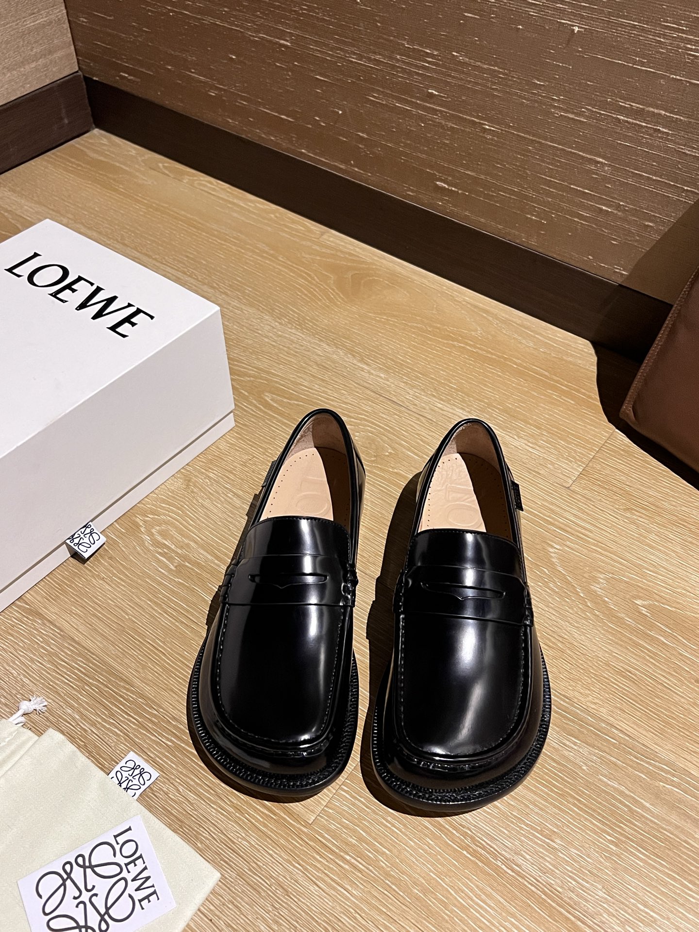 NO:346732,Loew ~ High-end men's best selling boutique casual leather shoes, imported glossy cowhide loafer shoes combine craftsmanship elements with modern charm, strong toughness, resistance to folding and not easy to deform, and durable for wear!  Imported cowhide inner lining, imported genuine leather large sole, top quality, welcome to compare, code number 39-44 (38.45.46 custom made without return or exchange) spot batch, loewe, loafers, cowhide, Leather soles19860909Loew～ 高端男士热卖精品休闲皮鞋,进口亮面牛皮乐福鞋鞋将工致元素与摩登魅力融合,韧性强耐折不易变形,经久耐穿！进口本染牛皮内里,进口真皮大底,顶级品质,欢迎对比,码数39-44（38.45.46定做不退不换）现货批,,loewe,loafers,cowhide,Leather soles,Men's shoes