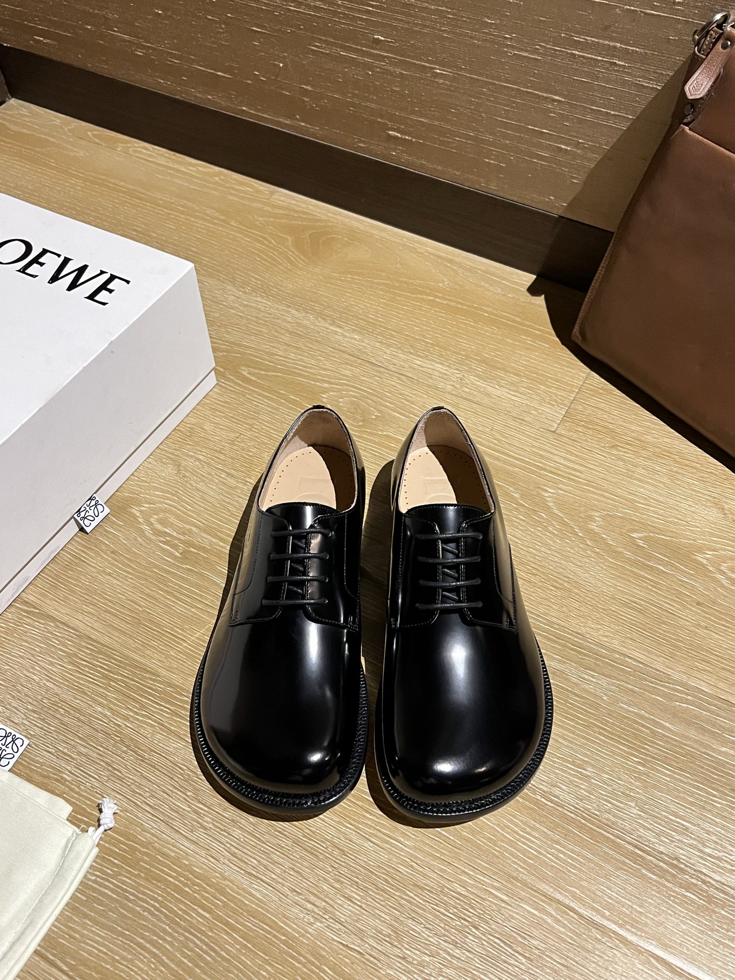 NO:346691,Loew ~ High-end men's best-selling boutique casual leather shoes, imported glossy cowhide derby shoes combine craftsmanship elements with modern charm, strong toughness, resistance to folding and not easy to deform, and durable for wear!  Imported cowhide inner lining, imported genuine leather large sole, top quality, welcome to compare, code number 39-44 (38.45.46 custom made without return or exchange) spot batch, loewe, cowhide, Leather soles19860909Loew～ 高端男士热卖精品休闲皮鞋,进口亮面牛皮德比鞋将工致元素与摩登魅力融合,韧性强耐折不易变形,经久耐穿！进口本染牛皮内里,进口真皮大底,顶级品质,欢迎对比,码数39-44（38.45.46定做不退不换）现货批,,loewe,cowhide,Leather soles,Men's shoes