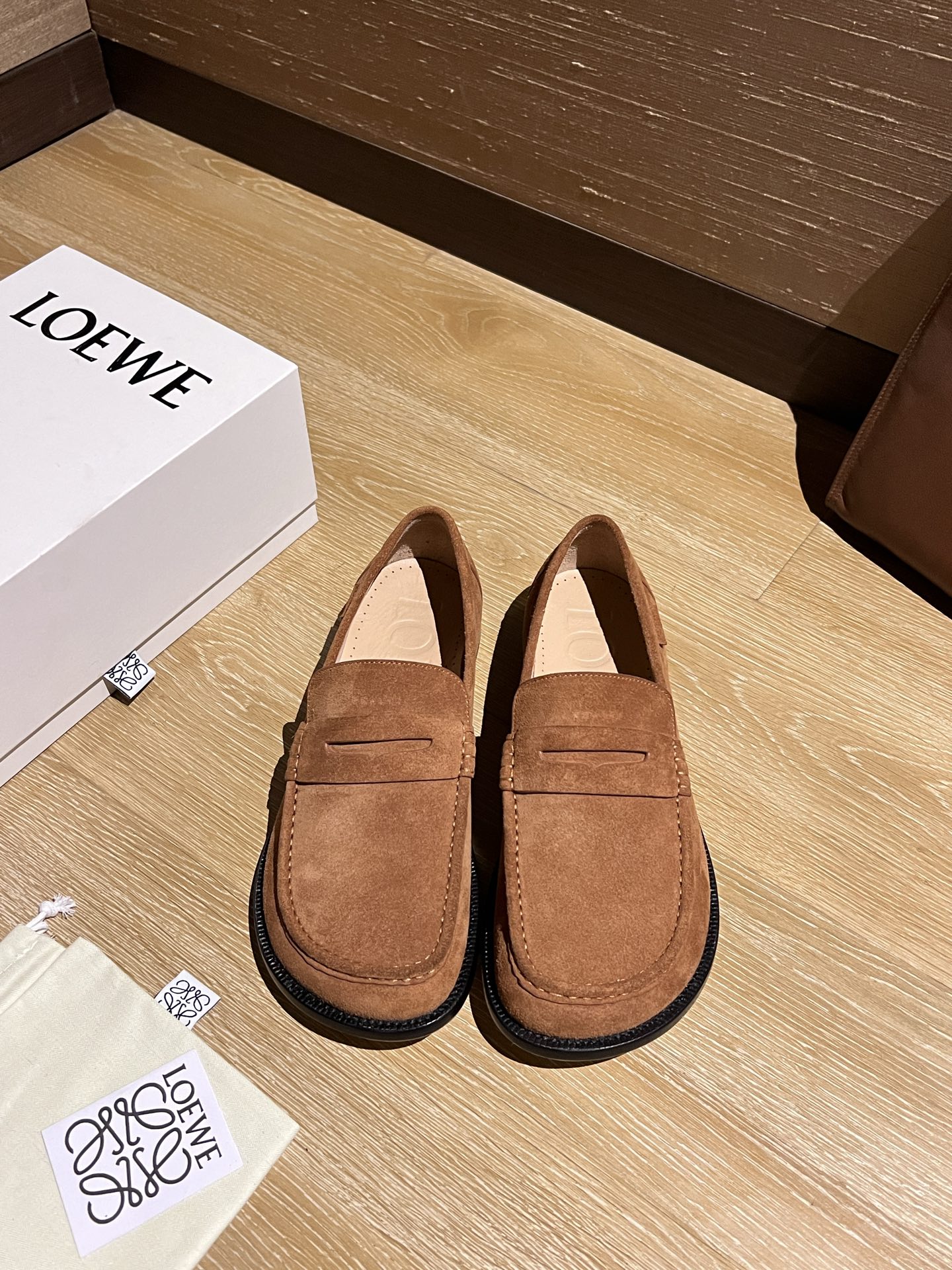 NO:346712,Loew ~ High-end men's best-selling boutique casual leather shoes, imported cowhide loafer shoes combine craftsmanship elements with modern charm, strong toughness, resistance to folding and not easy to deform, and durable for wear!  Imported cowhide inner lining, imported genuine leather large sole, top quality, welcome to compare, code number 39-44 (38.45.46 custom made without return or exchange) spot batch, loewe, loafers, cowhide, Leather soles19860909Loew～ 高端男士热卖精品休闲皮鞋,进口牛皮乐福鞋鞋将工致元素与摩登魅力融合,韧性强耐折不易变形,经久耐穿！进口本染牛皮内里,进口真皮大底,顶级品质,欢迎对比,码数39-44（38.45.46定做不退不换）现货批,,loewe,loafers,cowhide,Leather soles,Men's shoes