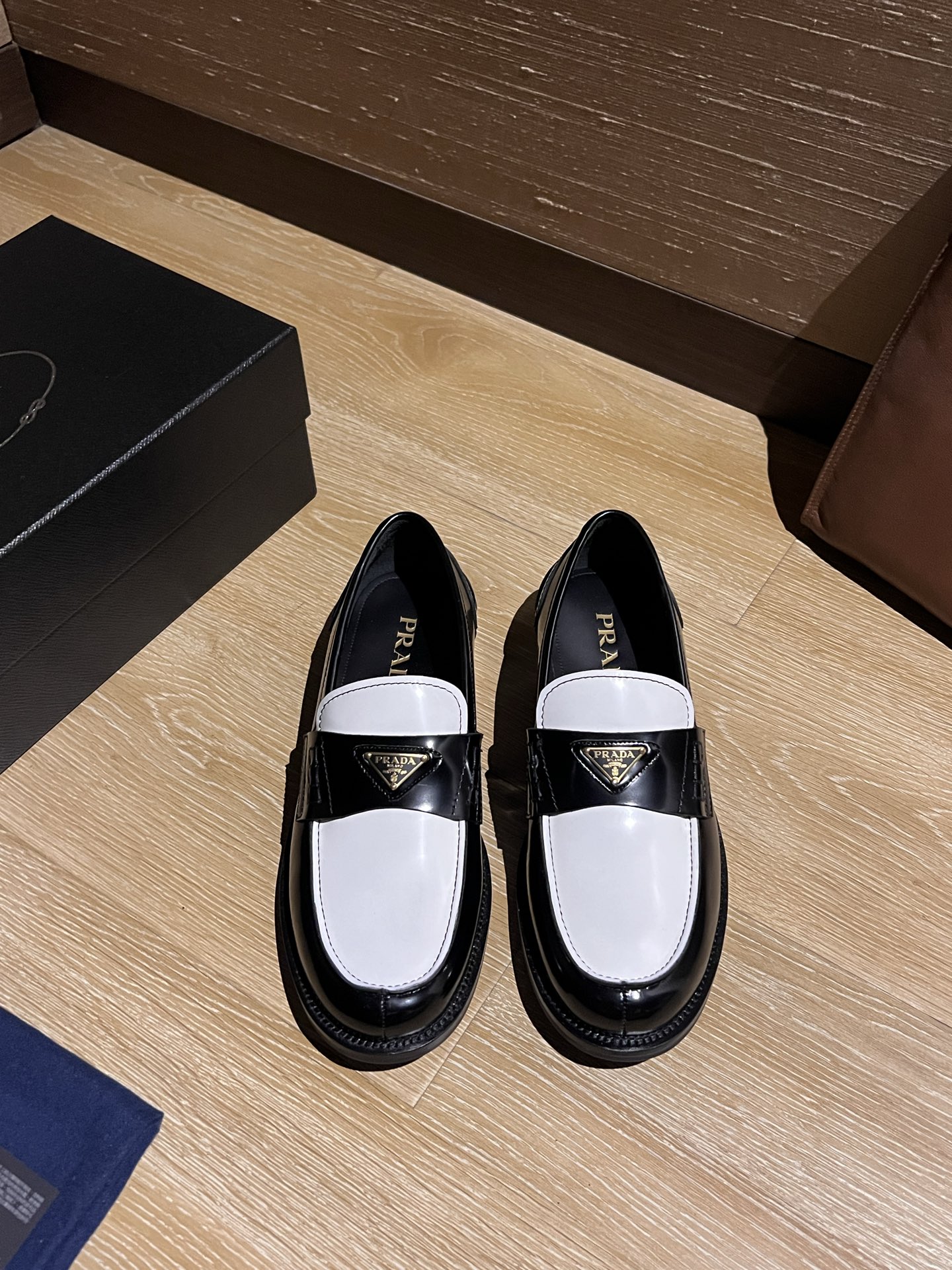 NO:346754,Prad~Pra* High-end men's best-selling boutique casual leather shoes, imported glossy cowhide leather loafers combine craftsmanship elements with modern charm, strong toughness, resistance to folding and not easy to deform, and durable for wear!  Imported water-dyed cowhide inner lining, imported genuine leather large sole, top quality, welcome to compare, code number 39-44 (38.45.46 custom made without return or exchange) spot batch, prada, prada, loafers, cowhide, Leather soles19860909Prad～普拉* 高端男士热卖精品休闲皮鞋,进口亮面牛皮革乐福鞋将工致元素与摩登魅力融合,韧性强耐折不易变形,经久耐穿！进口水染牛皮内里,进口真皮大底,顶级品质,欢迎对比,码数39-44（38.45.46定做不退不换）现货批,,prada,prada,loafers,cowhide,Leather soles,Men's shoes