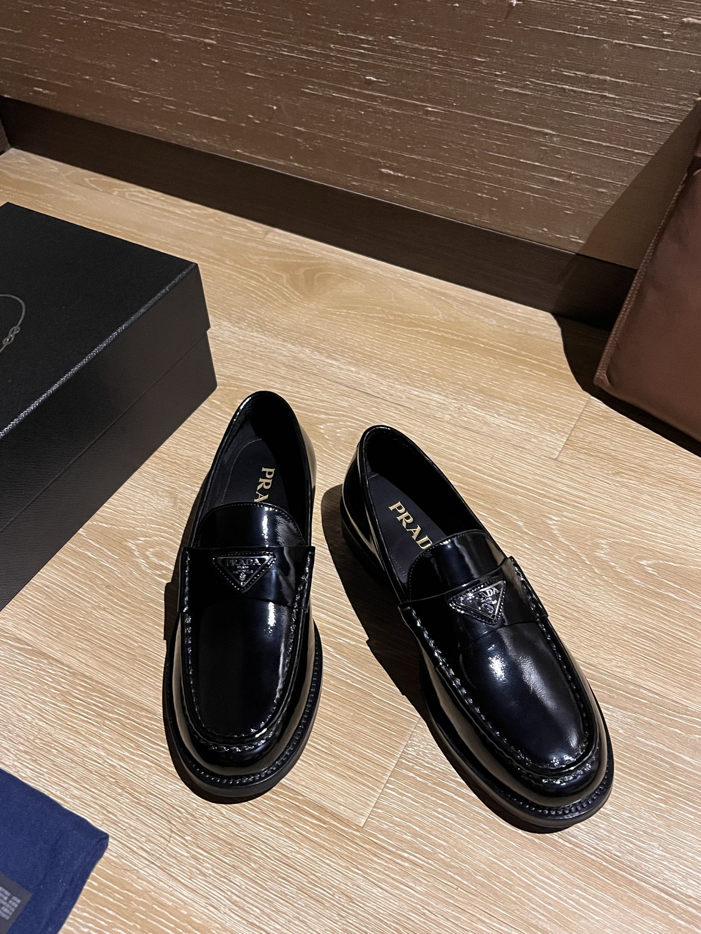 NO:346791,Prad~Pra* High-end men's best-selling boutique casual leather shoes, imported glossy cowhide leather loafers combine craftsmanship elements with modern charm, strong toughness, resistance to folding and not easy to deform, and durable for wear!  Imported water-dyed cowhide inner lining, imported genuine leather large sole, top quality, welcome to compare, code number 39-44 (38.45.46 custom made without return or exchange) spot batch, prada, prada, loafers, cowhide, Leather soles19860909Prad～普拉* 高端男士热卖精品休闲皮鞋,进口亮面牛皮革乐福鞋将工致元素与摩登魅力融合,韧性强耐折不易变形,经久耐穿！进口水染牛皮内里,进口真皮大底,顶级品质,欢迎对比,码数39-44（38.45.46定做不退不换）现货批,,prada,prada,loafers,cowhide,Leather soles,Men's shoes