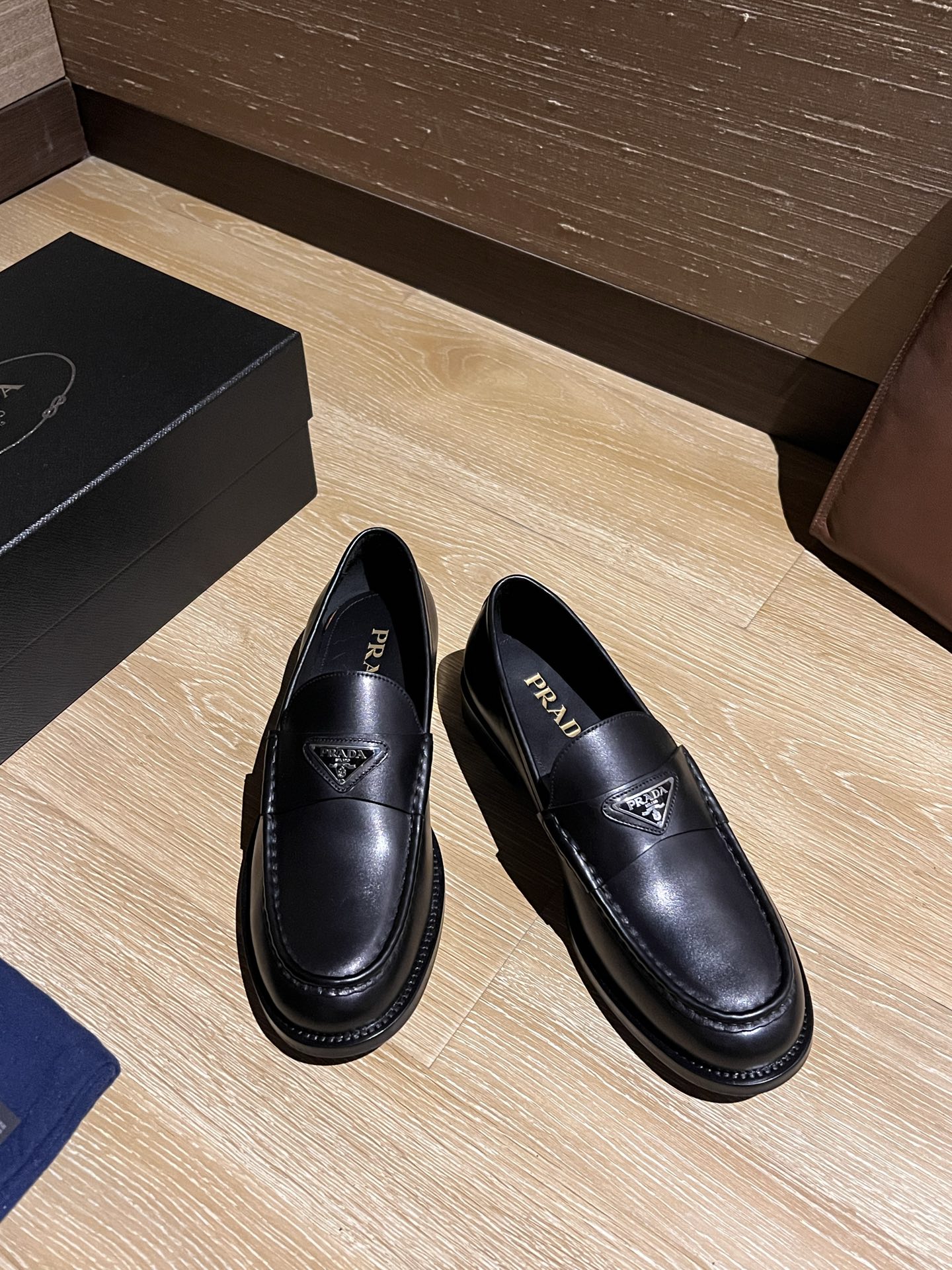 NO:346813,Prad~Pra* High-end men's best-selling boutique casual leather shoes, imported cowhide leather loafers combine craftsmanship elements with modern charm, strong toughness, resistance to folding and not easy to deform, and durable for wear!  Imported water-dyed cowhide inner lining, imported genuine leather large sole, top quality, welcome to compare, code number 39-44 (38.45.46 custom made without return or exchange) spot batch, prada, prada, loafers, cowhide, Leather soles19860909Prad～普拉* 高端男士热卖精品休闲皮鞋,进口牛皮革乐福鞋将工致元素与摩登魅力融合,韧性强耐折不易变形,经久耐穿！进口水染牛皮内里,进口真皮大底,顶级品质,欢迎对比,码数39-44（38.45.46定做不退不换）现货批,,prada,prada,loafers,cowhide,Leather soles,Men's shoes