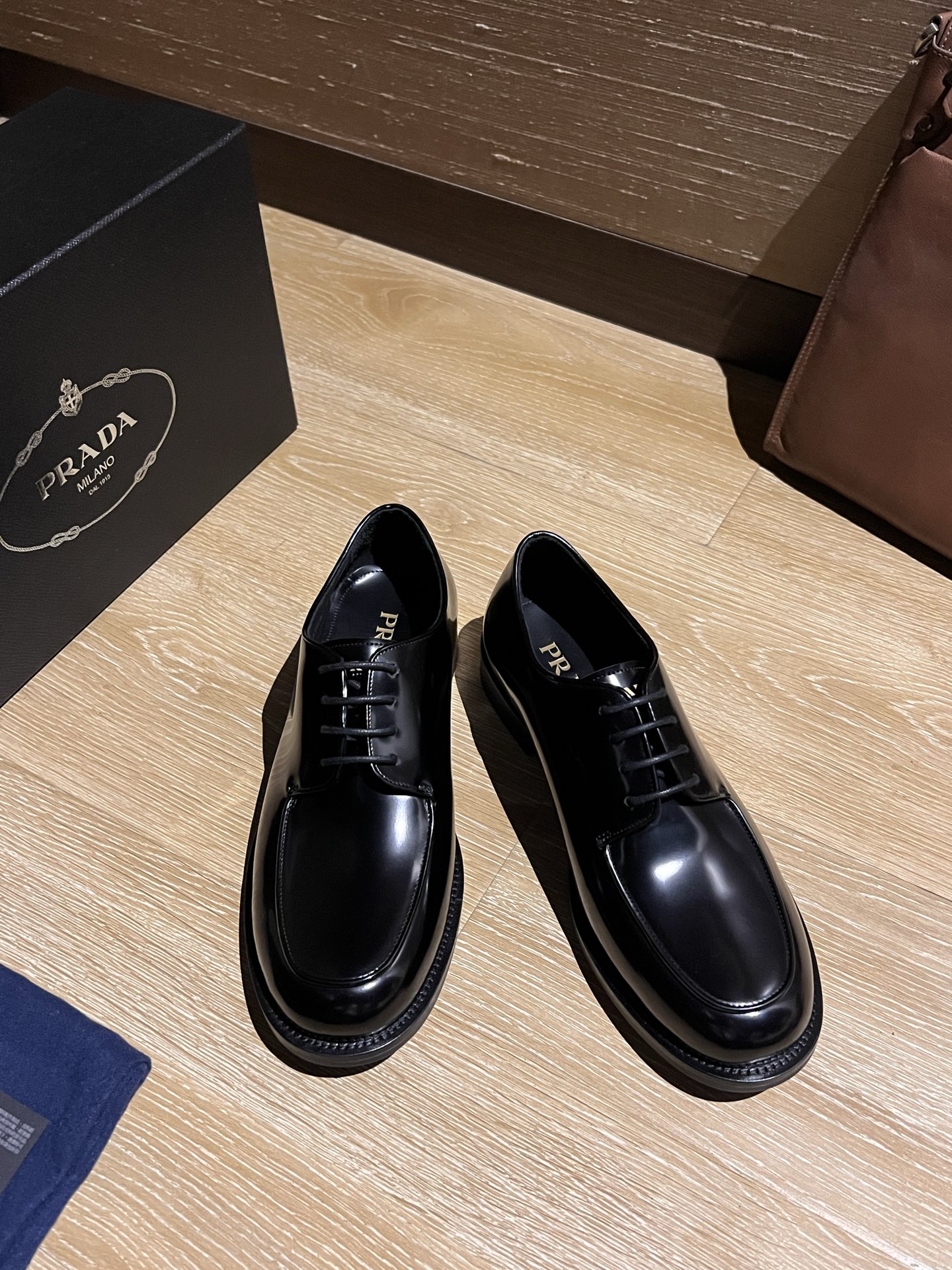 NO:346829,Prada/Prada High-end men's best-selling boutique casual leather shoes, imported glossy timber cowhide leather derby shoes combine craftsmanship elements with modern charm, strong toughness, resistance to folding and not easy to deform, and durable for wear!  Imported water-dyed cowhide inner lining, imported genuine leather large soles, top quality, welcome to compare, code number 39-44 (38.45.46 custom made without return or exchange), prada, prada, cowhide, Leather soles19860909Prada/普拉达 高端男士热卖精品休闲皮鞋,进口亮面胎牛皮革德比鞋将工致元素与摩登魅力融合,韧性强耐折不易变形,经久耐穿！进口水染牛皮内里,进口真皮大底,顶级品质,欢迎对比,码数39-44（38.45.46定做不退不换）批,,prada,prada,cowhide,Leather soles,Men's shoes