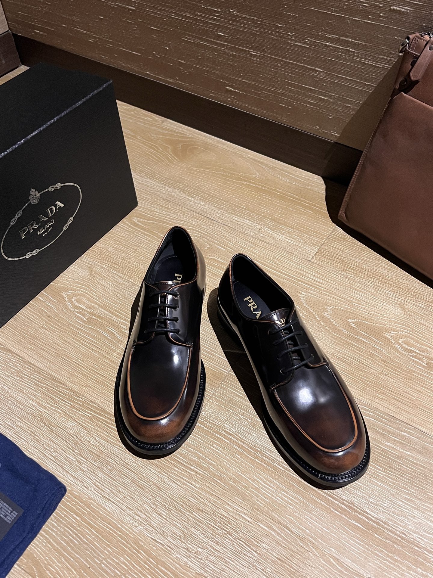 NO:346809,Prada/Prada High-end men's best-selling boutique casual leather shoes, imported shiny-colored timber cowhide leather derby shoes combine craftsmanship elements with modern charm, strong toughness, resistance to folding and not easy to deform, and durable for wear!  Imported water-dyed cowhide inner lining, imported genuine leather large soles, top quality, welcome to compare, code number 39-44 (38.45.46 custom made without return or exchange), prada, prada, cowhide, Leather soles19860909Prada/普拉达 高端男士热卖精品休闲皮鞋,进口亮面擦色胎牛皮革德比鞋将工致元素与摩登魅力融合,韧性强耐折不易变形,经久耐穿！进口水染牛皮内里,进口真皮大底,顶级品质,欢迎对比,码数39-44（38.45.46定做不退不换）批,,prada,prada,cowhide,Leather soles,Men's shoes