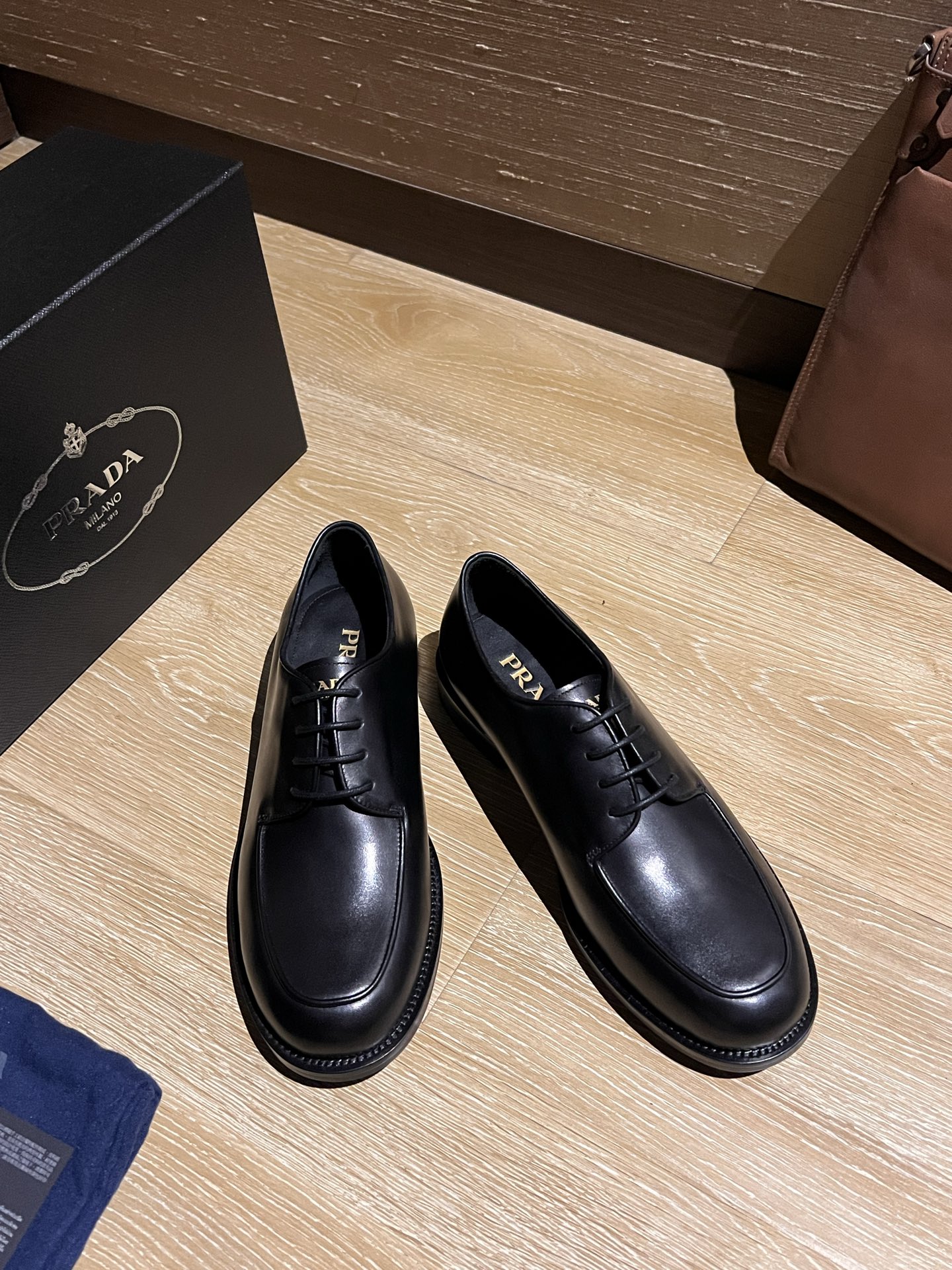 NO:346793,Prad~Pra* High-end men's best-selling boutique casual leather shoes, imported timber leather derby shoes combine craftsmanship elements with modern charm, strong toughness, resistance to folding and not easy to deform, and durable for wear!  Imported water-dyed cowhide inner lining, imported genuine leather large soles, top quality, welcome to compare, code number 39-44 (38.45.46 custom made without return or exchange), prada, prada, cowhide, Leather soles19860909Prad～ 普拉* 高端男士热卖精品休闲皮鞋,进口胎牛皮革德比鞋将工致元素与摩登魅力融合,韧性强耐折不易变形,经久耐穿！进口水染牛皮内里,进口真皮大底,顶级品质,欢迎对比,码数39-44（38.45.46定做不退不换）批,,prada,prada,cowhide,Leather soles,Men's shoes