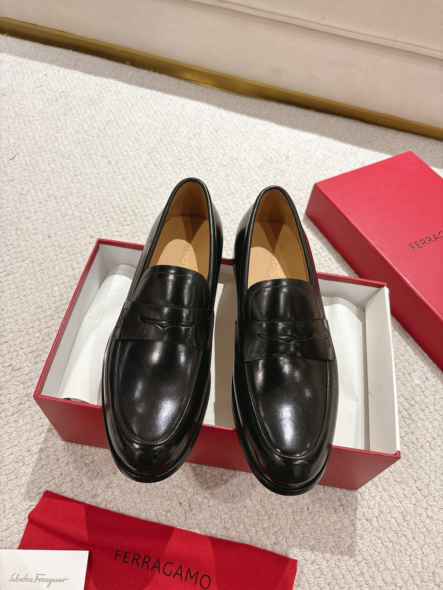 NO:353770,Ferragamo high-end men's best-selling boutique casual leather shoes, imported cowhide leather loafers combine craftsmanship elements with modern charm, strong toughness, resistance to folding and not easy to deform, and durable for wear!  Imported water-dyed cowhide inner lining, imported genuine leather large sole, top quality, welcome to compare, code number 39-44 (38.45.46 custom made without return or exchange) spot batch, ferragamo, ferragamo, loafers, cowhide, Leather soles19860909菲拉格慕Ferragamo 高端男士热卖精品休闲皮鞋,进口牛皮革乐福鞋将工致元素与摩登魅力融合,韧性强耐折不易变形,经久耐穿！进口水染牛皮内里,进口真皮大底,顶级品质,欢迎对比,码数39-44（38.45.46定做不退不换）现货批,,ferragamo,ferragamo,loafers,cowhide,Leather soles,Men's shoes