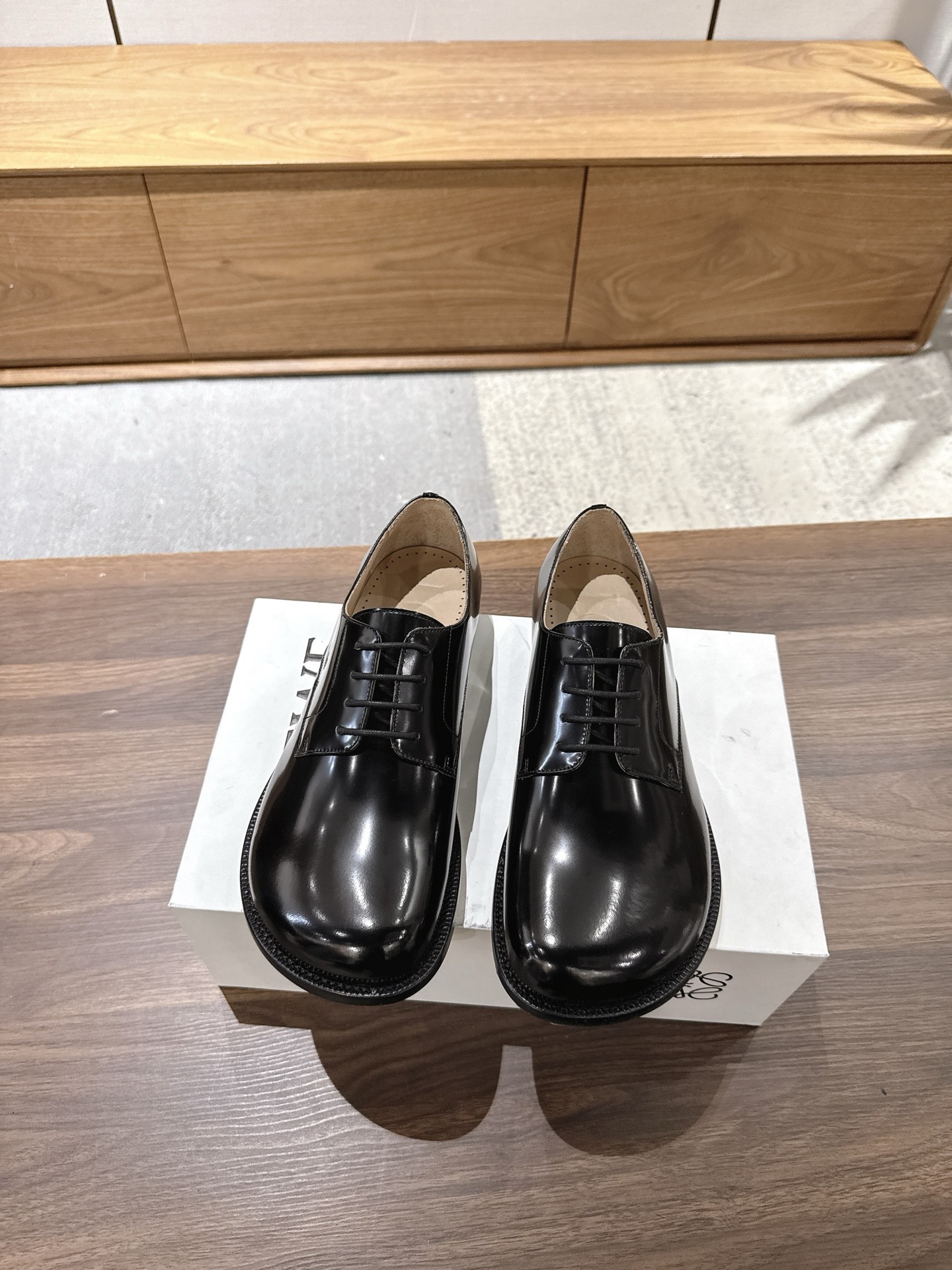 NO:532790,Loewe/Luo Yiwei High-end men's best-selling boutique casual leather shoes, imported cowhide upper / open beads, water-dyed cowhide inner lining, genuine leather soles, perfect details are impeccable, standard code 39-44 (38.45.46 custom made without return or exchange), compilation, loewe, loewe, cowhide, Leather soles19860909Loewe/罗意威 高端男士热卖精品休闲皮鞋,鞋面进口牛皮/开边珠,水染牛皮内里,真皮大底,完美细节无可挑剔,标准码39-44（38.45.46定做不退不换）,批,,loewe,loewe,cowhide,Leather soles,Men's shoes