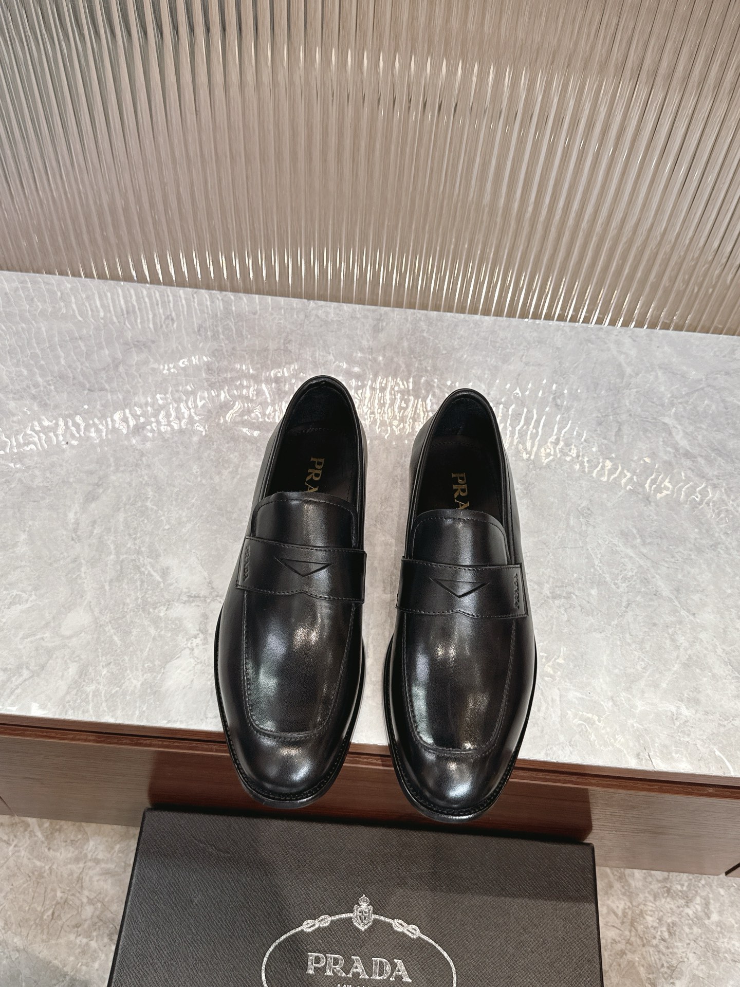 NO:556479,Prada Prada high-end men's boutique casual leather shoes, imported open-edge beads/cowhide leather upper, water-dyed cowhide lining, genuine leather outsole, standard size 39-44 (38.45.46 custom-made, non-returnable and non-exchangeable), batch,, prada, prada, cowhide, Leather soles19860909Prada普拉达高端男士精品休闲皮鞋,鞋面进口开边珠/牛皮,水染牛皮内里,真皮大底,标准码39-44（38.45.46定做不退不换）,批,,prada,prada,cowhide,Leather soles,Men's shoes