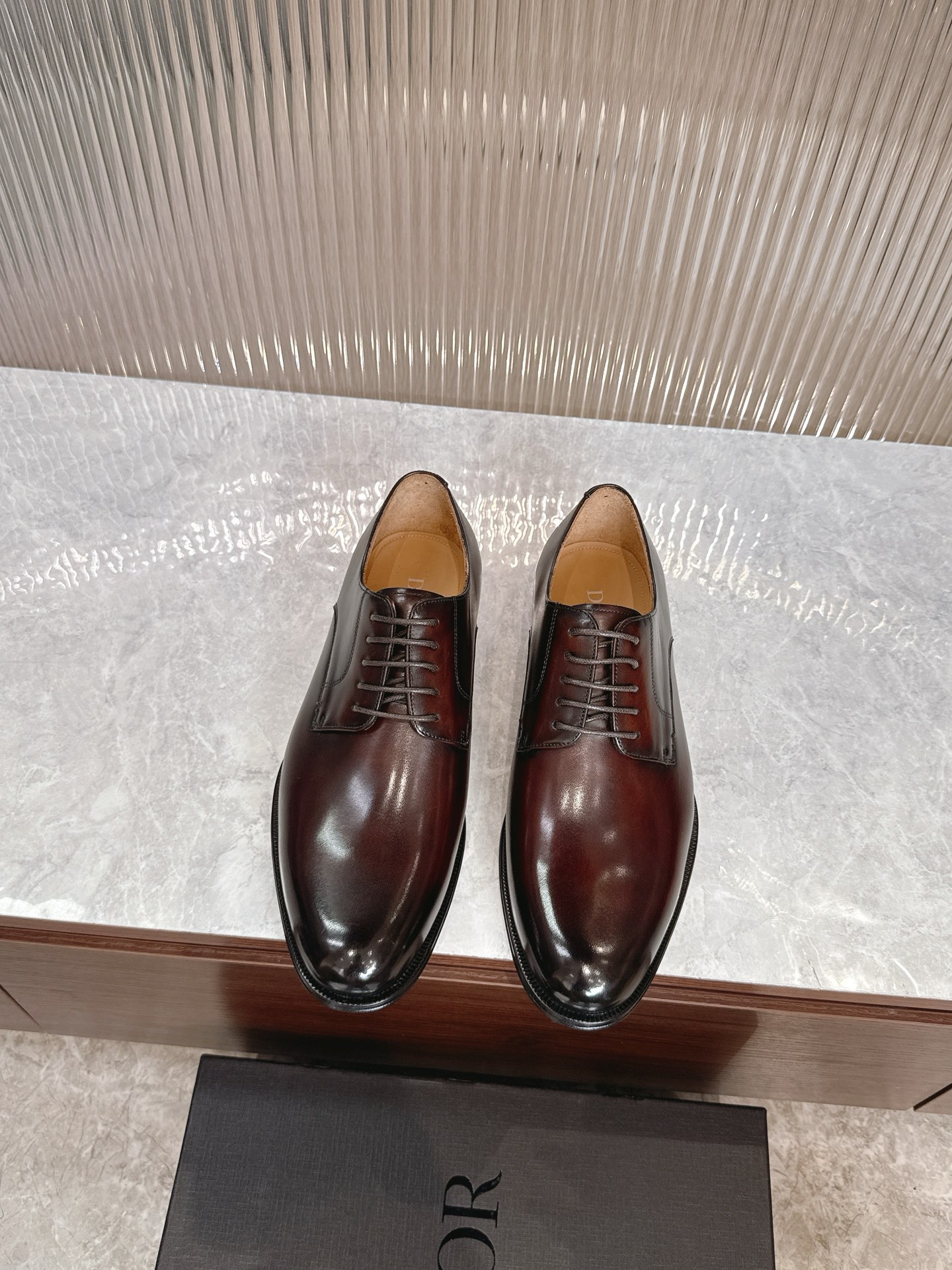 NO:556486,Dio~Di* hot-selling men's boutique!  A sophisticated and modern work, the highest version on the market!  Strong toughness, resistant to folding, not easily deformed, durable, ultimate art, excellent workmanship!  Timeless Derby shoes embody classic elegance. The elegant appearance is matched with a slender silhouette. They use imported materials and ancient hand-rubbing techniques. The inner foot pads are made of top-grade sweat-absorbent and breathable cowhide. The genuine leather outsole is matched with non-slip rubber. They are comfortable, light, elegant and refined, and can be matched with all kinds of suits. Standard leather shoe size 3944 (38.45.46 can be customized), dior, business suit, cowhide, Leather soles19860909Dio～迪* 热卖款男士精品！匠心干练摩登之作,市面最高版本！韧性强耐折不易变形,经久耐穿,极致艺术,过硬做法！ Timeless 德比鞋体现经典的优雅气质.高雅的外观搭配修长的版型,精选进口材料古法手工擦色工艺,内里垫脚均采用顶级吸汗透气牛皮,真皮大底皮革鞋底搭配防滑橡胶.舒适轻盈,高雅精致,可搭配各式西装.标准皮鞋码3944(38.45.46可定做),,dior,business suit,cowhide,Leather soles,Men's shoes