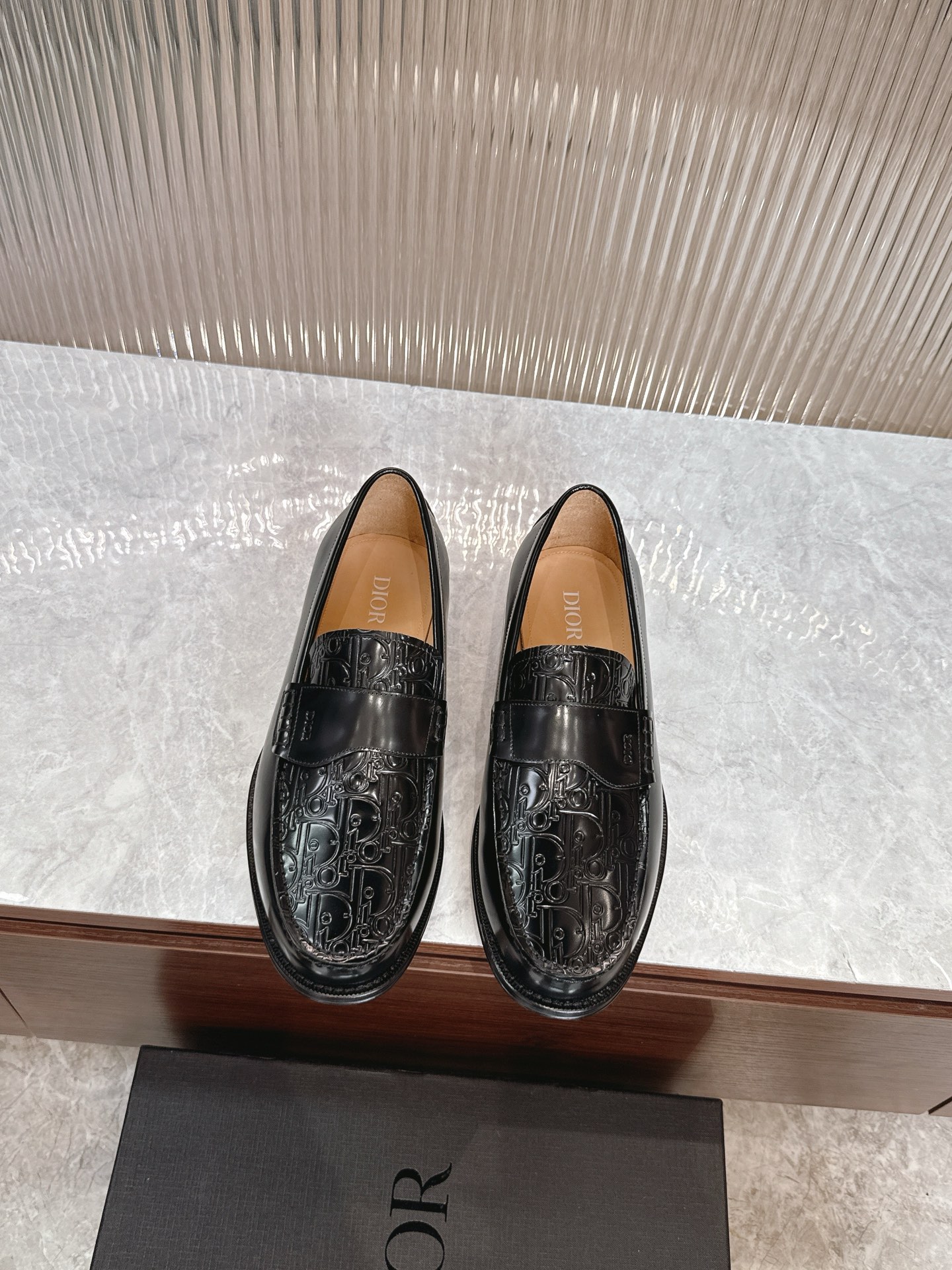 NO:556480,DIO*/DI~ Men's boutique!  Every detail is meticulously crafted, the highest version on the market with ingenuity!  Dio* Granville loafers are a new addition to the men's collection, highlighting urban style. Crafted from glossy black cow leather with contrasting topstitching, the upper is decorated with a tonal saddle strap and embellished with the Dio* logo. Water-dyed calf lining, with genuine leather outsole and injection molded leather sole, composite rubber sole at the heel for shock absorption and non-slip, Dio* engraved on the heel  Logo. The low-top pull-on style is comfortable and does not chafe your feet. It can be matched with all seasons to create an elegant and classic look. Comes with a full set of original packaging, standard code 3944, 38.45.46, customized, batch, dior, loafers, cowhide, Leather soles19860909DIO*/迪～ 男士精品！每一个细节都是精工细做,匠心之作市面最高版本！Dio* Granville 乐福鞋是男装系列新品,彰显都市风范.采用黑亮面牛皮革精心制作,搭配对比鲜明的缉面线,鞋面饰以同色调马鞍饰带,点缀以 Dio* 标志.水染牛里,搭配真皮大底注塑皮革鞋底,后跟复合橡胶底片减震防滑,鞋跟处镌刻以 Dio* 标志.低帮套穿式舒适不磨脚,可与各季节装扮搭配,打造优雅经典的造型.配全套原包装,标准码3944,38.45.46定制,批,,dior,loafers,cowhide,Leather soles,Men's shoes