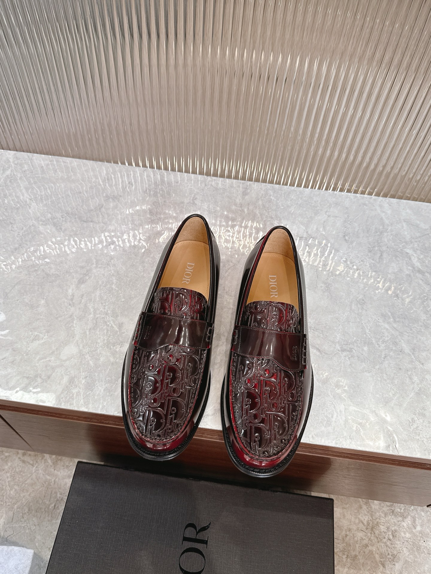 NO:556487,DIO*/DI~ Men's boutique!  Every detail is meticulously crafted, the highest version on the market with ingenuity!  The Dio* Granville loafer is a new addition to the men's collection, emphasizing urban style. Crafted from burgundy cow leather, with contrasting topstitching, the upper is decorated with a tonal saddle strap, embellished with the Dio* logo. Water-dyed calf lining, with a genuine leather outsole, an injection-molded leather sole, a composite rubber sole at the heel for shock absorption and non-slip, and Dio* engraved on the heel.  Logo. The low-top pull-on style is comfortable and does not chafe your feet. It can be matched with all seasons to create an elegant and classic look. Comes with a full set of original packaging, standard code 3944, 38.45.46, customized, batch, dior, loafers, cowhide, Leather soles19860909DIO*/迪～ 男士精品！每一个细节都是精工细做,匠心之作市面最高版本！Dio* Granville 乐福鞋是男装系列新品,彰显都市风范.采用酒红牛皮革精心制作,搭配对比鲜明的缉面线,鞋面饰以同色调马鞍饰带,点缀以 Dio* 标志.水染牛里,搭配真皮大底注塑皮革鞋底,后跟复合橡胶底片减震防滑,鞋跟处镌刻以 Dio* 标志.低帮套穿式舒适不磨脚,可与各季节装扮搭配,打造优雅经典的造型.配全套原包装,标准码3944,38.45.46定制,批,,dior,loafers,cowhide,Leather soles,Men's shoes