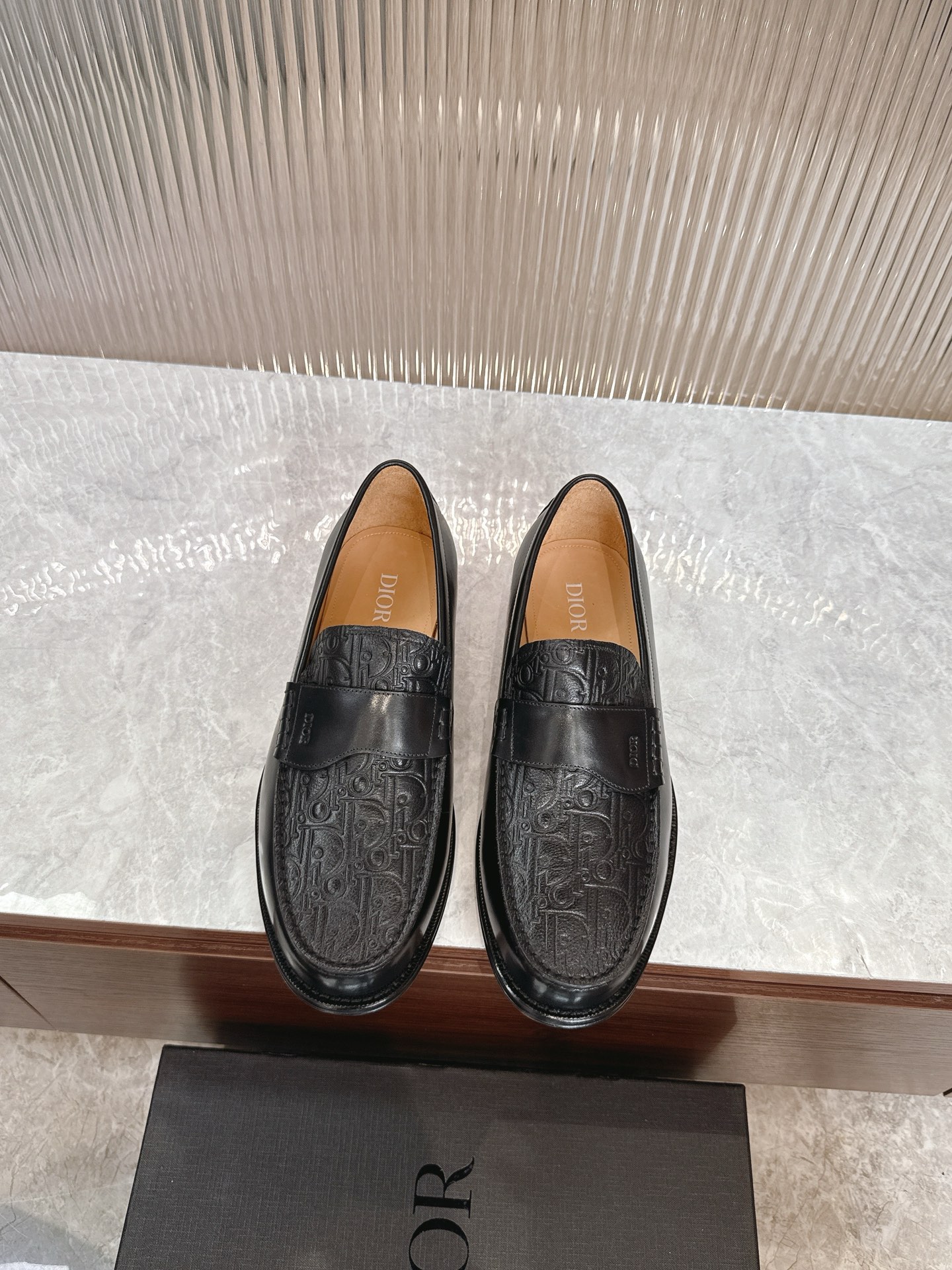 NO:556494,DIO*/DI~ Men's boutique!  Every detail is meticulously crafted, the highest version on the market with ingenuity!  Dio* Granville loafers are a new addition to the men's collection, highlighting urban style. Crafted from black imported cow leather, with contrasting topstitching, the upper is decorated with a tonal saddle strap, embellished with the Dio* logo. Water-dyed calf lining, with genuine leather outsole, injection molded leather sole, composite rubber sole at the heel for shock absorption and non-slip, and Dio* engraved on the heel  Logo. The low-top pull-on style is comfortable and does not chafe your feet. It can be matched with all seasons to create an elegant and classic look. Comes with a full set of original packaging, standard code 3944, 38.45.46, customized, batch, dior, loafers, cowhide, Leather soles19860909DIO*/迪～ 男士精品！每一个细节都是精工细做,匠心之作市面最高版本！Dio* Granville 乐福鞋是男装系列新品,彰显都市风范.采用黑色进口牛皮革精心制作,搭配对比鲜明的缉面线,鞋面饰以同色调马鞍饰带,点缀以 Dio* 标志.水染牛里,搭配真皮大底注塑皮革鞋底,后跟复合橡胶底片减震防滑,鞋跟处镌刻以 Dio* 标志.低帮套穿式舒适不磨脚,可与各季节装扮搭配,打造优雅经典的造型.配全套原包装,标准码3944,38.45.46定制,批,,dior,loafers,cowhide,Leather soles,Men's shoes
