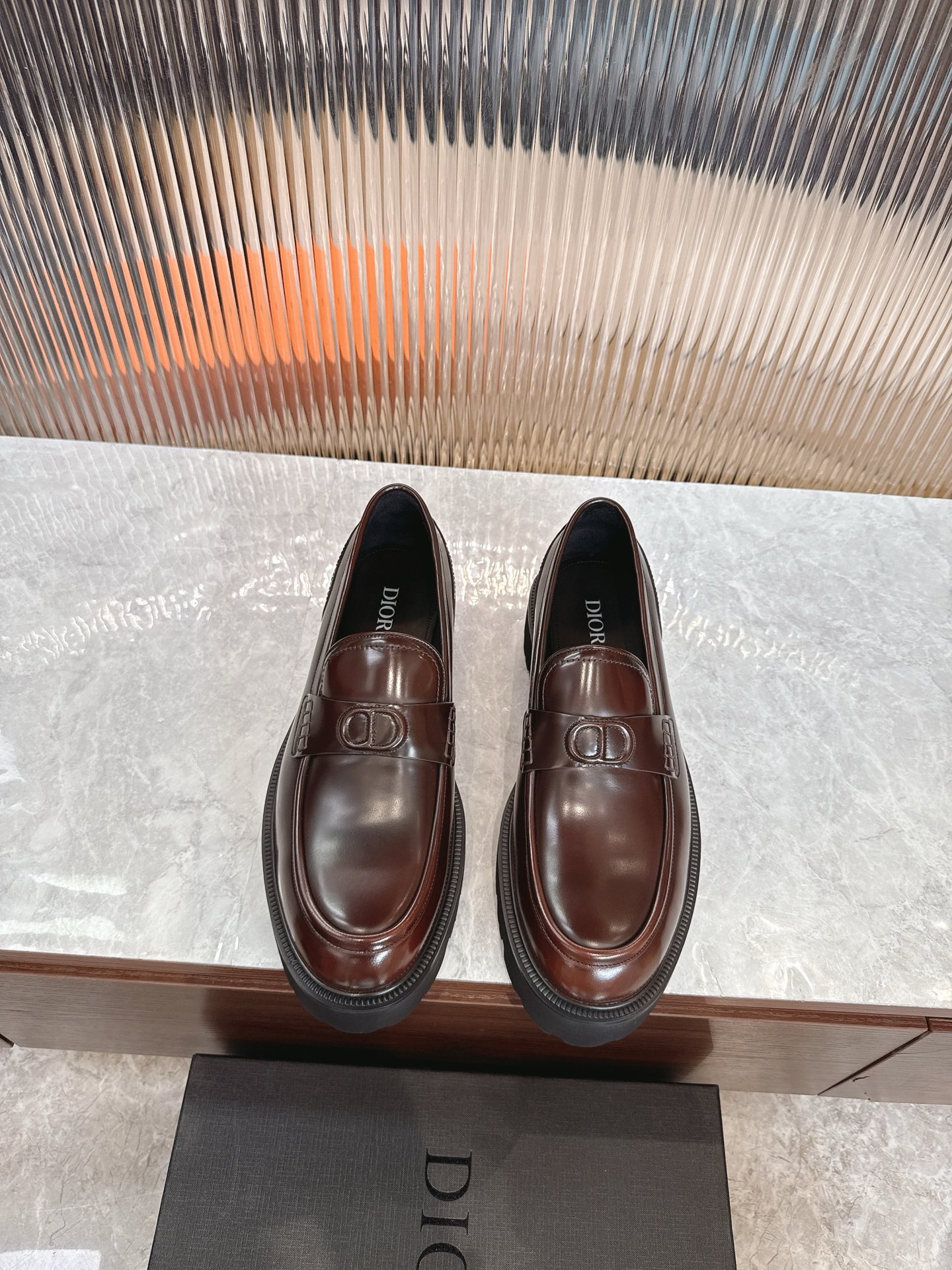 NO:556504,【D*】Original quality -High version of loafers -Has always been synonymous with luxury and elegance, ranking at the top in the fashion palace. -Material -Original imported glossy cowhide, with CD Icon embossed logo on the upper, -The inner foot pads are all made of water-dyed cowhide -Original private model customized outsole -Size 39-44 (customized for 38, 45, 46) -,,loafers,cowhide19860909【D*】原单品质 -高版本 乐福鞋 -一直是华丽与高雅的代名词,在时尚殿堂,雄踞顶端. -材质-原版进口亮面牛皮,鞋面饰以 CD Icon 压花标志, -内里垫脚均釆用水染牛皮 -原版私模定制大底 -Size 39-44（38,45,46订制） -,,loafers,cowhide,Men's shoes