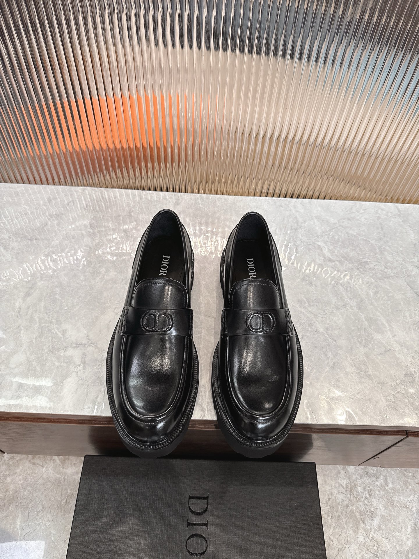 NO:556509,[D*] Original quality - high version of loafers - has always been synonymous with luxury and elegance, ranking at the top in the fashion palace. - Material - original imported black cowhide, with CD Icon embossed logo on the upper, - inner foot pads are made of water-dyed cowhide - original private model customized outsole - Size 39-44 (38, 45, 46 customized) -,, loafers, cowhide19860909【D*】原单品质 -高版本 乐福鞋 -一直是华丽与高雅的代名词,在时尚殿堂,雄踞顶端. -材质-原版进口黑色牛皮,鞋面饰以 CD Icon 压花标志, -内里垫脚均釆用水染牛皮 -原版私模定制大底 -Size 39-44（38,45,46订制） -,,loafers,cowhide,Men's shoes