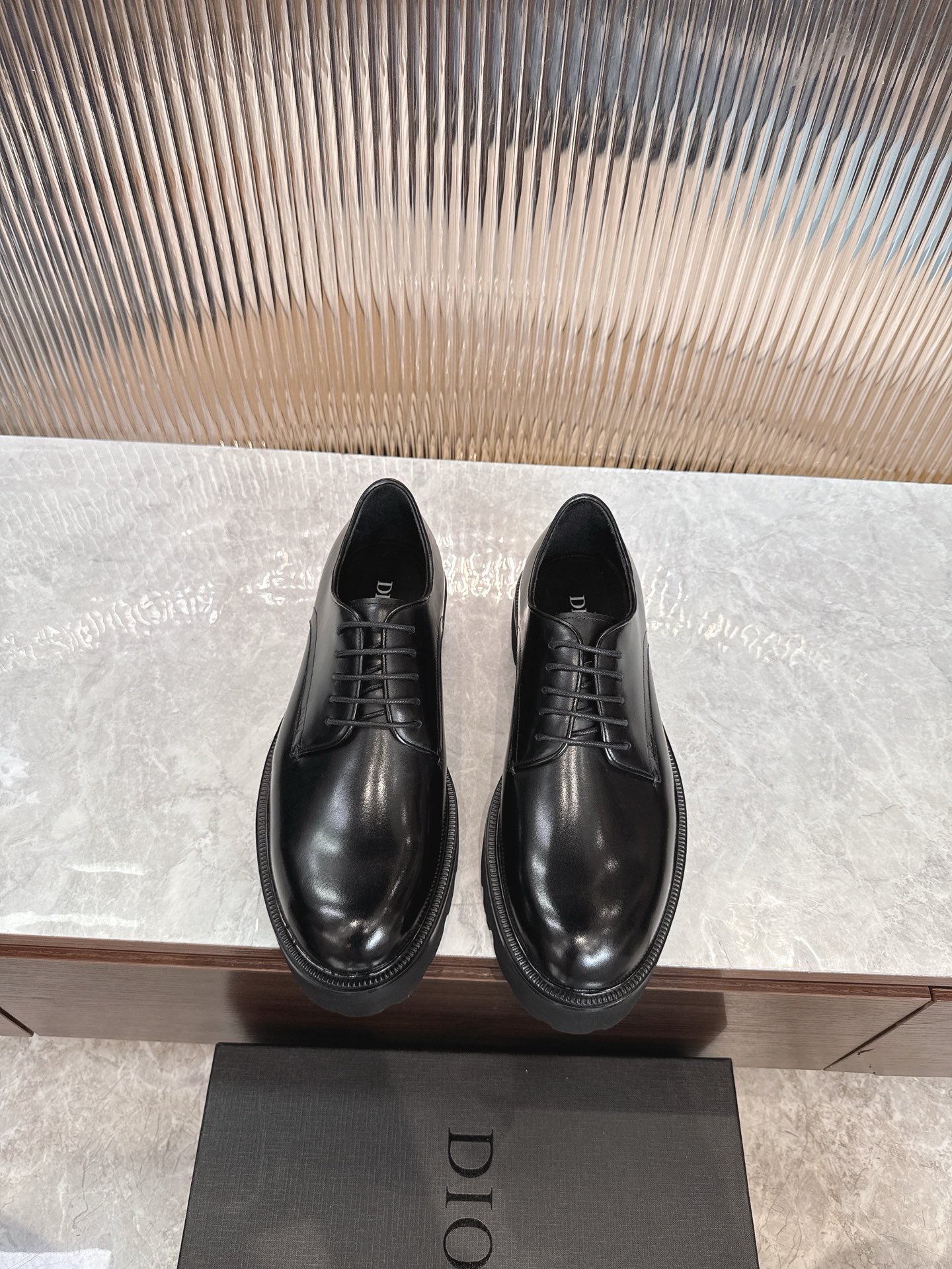 NO:556517,[D*] Original quality - high version of Derby shoes - has always been synonymous with luxury and elegance, and is at the top of the fashion palace. - Material - original imported glossy cowhide, with CD Icon embossed logo on the upper, - inner foot pads are made of water-dyed cowhide - original private model customized outsole -Size 39-44 (customized for 38, 45, 46) -,,cowhide19860909【D*】原单品质 -高版本 德比鞋 -一直是华丽与高雅的代名词,在时尚殿堂,雄踞顶端. -材质-原版进口亮面牛皮,鞋面饰以 CD Icon 压花标志, -内里垫脚均釆用水染牛皮 -原版私模定制大底 -Size 39-44（38,45,46订制） -,,cowhide,Men's shoes