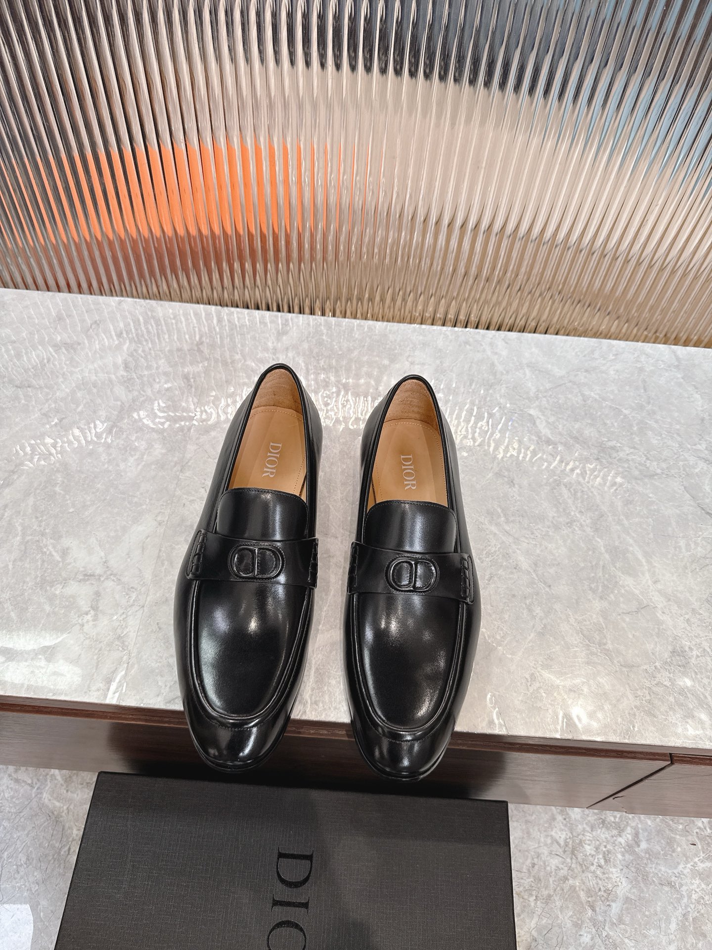 NO:556540,Dior Timeless Flex loafers are a new product in the men's collection, reinterpreting Dior's elegant modern style with innovative design. The black cow leather upper is decorated with the CD Icon embossed logo, with topstitch details, highlighting Dior's exquisite craftsmanship. The thin leather sole is soft and flexible, with anti-slip patterns, comfortable to wear, and adds elegance to the look. Elegant and refined, it can be matched with various elegant styles. Original imported glossy cowhide, with CD Icon on the upper  Embossed logo, low-cut slip-on style design, Dior logo on the heel - The inner foot pads are all made of water-dyed cowhide - Original private model customized leather outsole - Size 39-44 (38, 45, 46 customized) -,, dior, loafers, cowhide, Leather   soles19860909Dior Timeless Flex 乐福鞋是男装系列新品,以创新设计重新诠释 Dior 优雅的现代格调.黑色牛皮革鞋面饰以 CD Icon 压花标志,搭配缉面线细节,彰显 Dior 的精湛工艺.轻薄的皮革鞋底质地柔软灵活,带有防滑花纹,穿着舒适,为造型增添高雅气质.优雅精致,可搭配各式高雅造型. 原版进口亮面牛皮,鞋面饰以 CD Icon 压花标志,低帮便鞋款式设计,鞋跟饰以 Dior 标志 -内里垫脚均釆用水染牛皮 -原版私模定制真皮大底 -Size 39-44（38,45,46订制） -,,dior,loafers,cowhide,Leather soles,Men's shoes