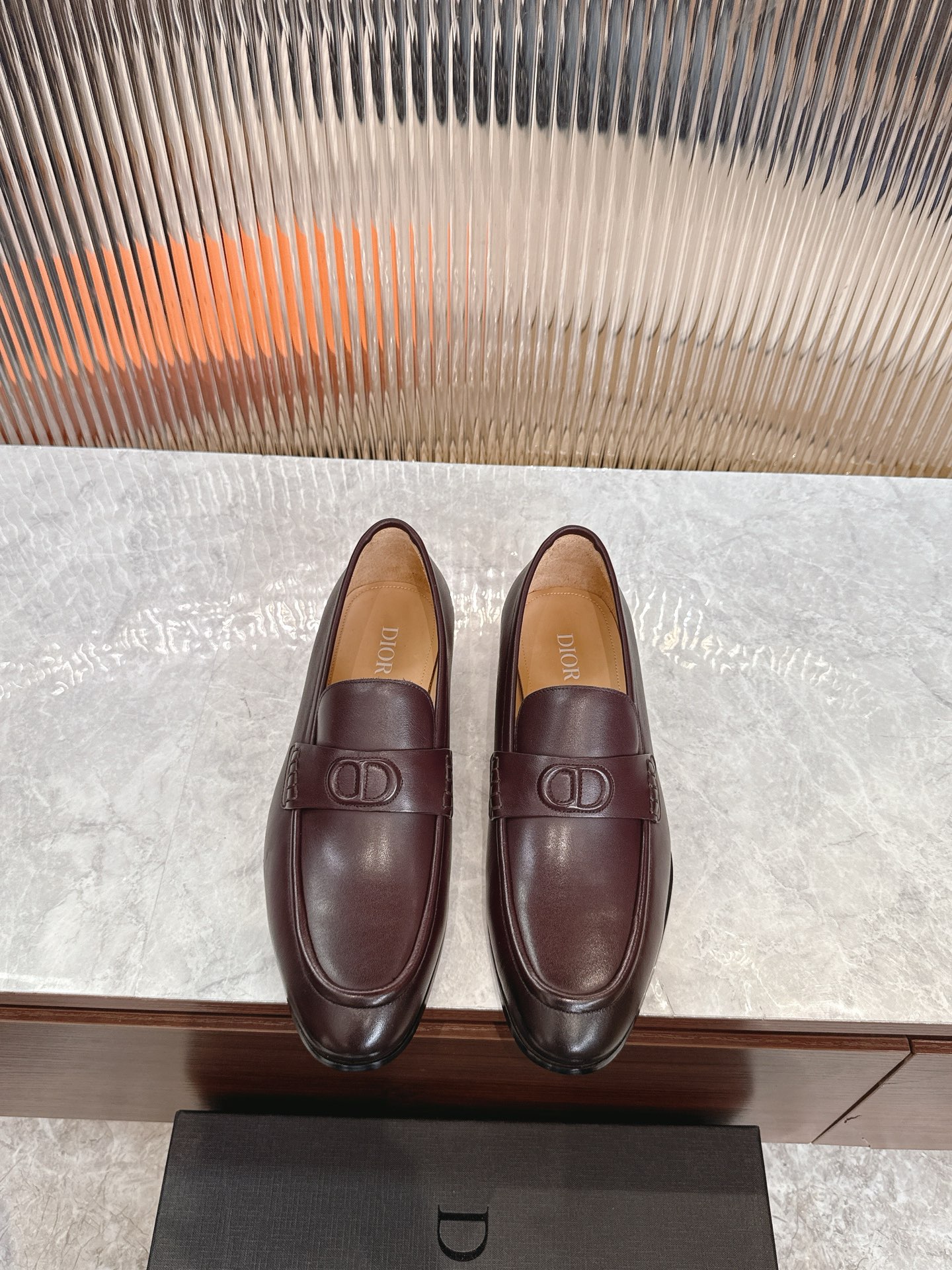 NO:556531,Dior Timeless Flex loafers are a new product in the men's collection, reinterpreting Dior's elegant modern style with innovative design. The brown cow leather upper is decorated with the CD Icon embossed logo, with topstitch details, highlighting Dior's exquisite craftsmanship. The lightweight leather sole is soft and flexible, with anti-slip patterns, comfortable to wear, and adds elegance to the look. Elegant and refined, it can be matched with various elegant styles. Original imported glossy cowhide, with CD Icon on the upper  Embossed logo, low-cut slip-on style design, Dior logo on the heel - The inner foot pads are all made of water-dyed cowhide - Original private model customized leather outsole - Size 39-44 (38, 45, 46 customized) -,, dior, loafers, cowhide, Leather   soles19860909Dior Timeless Flex 乐福鞋是男装系列新品,以创新设计重新诠释 Dior 优雅的现代格调.咖色牛皮革鞋面饰以 CD Icon 压花标志,搭配缉面线细节,彰显 Dior 的精湛工艺.轻薄的皮革鞋底质地柔软灵活,带有防滑花纹,穿着舒适,为造型增添高雅气质.优雅精致,可搭配各式高雅造型. 原版进口亮面牛皮,鞋面饰以 CD Icon 压花标志,低帮便鞋款式设计,鞋跟饰以 Dior 标志 -内里垫脚均釆用水染牛皮 -原版私模定制真皮大底 -Size 39-44（38,45,46订制） -,,dior,loafers,cowhide,Leather soles,Men's shoes