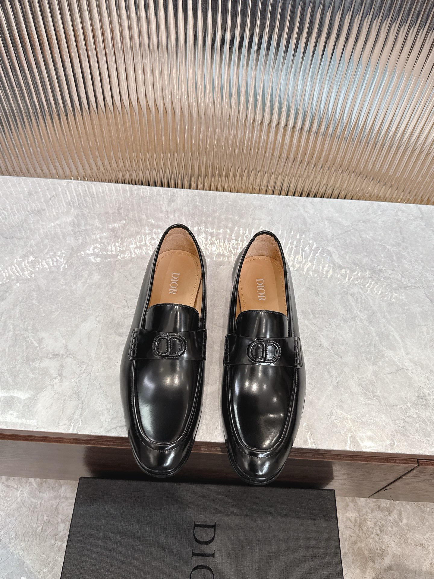 NO:556524,Dior Timeless Flex loafers are a new product in the men's collection, reinterpreting Dior's elegant modern style with innovative design. The black smooth cow leather upper is decorated with the CD Icon embossed logo, with topstitching details, highlighting Dior's exquisite craftsmanship. The lightweight leather sole is soft and flexible, with anti-slip patterns, comfortable to wear, and adds elegance to the look. Elegant and refined, it can be matched with various elegant styles. Original imported glossy cowhide, with CD Icon on the upper  Embossed logo, low-cut slip-on style design, Dior logo on the heel - The inner foot pads are all made of water-dyed cowhide - Original private model customized leather outsole - Size 39-44 (38, 45, 46 customized) -,, dior, loafers, cowhide, Leather   soles19860909Dior Timeless Flex 乐福鞋是男装系列新品,以创新设计重新诠释 Dior 优雅的现代格调.黑色光滑牛皮革鞋面饰以 CD Icon 压花标志,搭配缉面线细节,彰显 Dior 的精湛工艺.轻薄的皮革鞋底质地柔软灵活,带有防滑花纹,穿着舒适,为造型增添高雅气质.优雅精致,可搭配各式高雅造型. 原版进口亮面牛皮,鞋面饰以 CD Icon 压花标志,低帮便鞋款式设计,鞋跟饰以 Dior 标志 -内里垫脚均釆用水染牛皮 -原版私模定制真皮大底 -Size 39-44（38,45,46订制） -,,dior,loafers,cowhide,Leather soles,Men's shoes