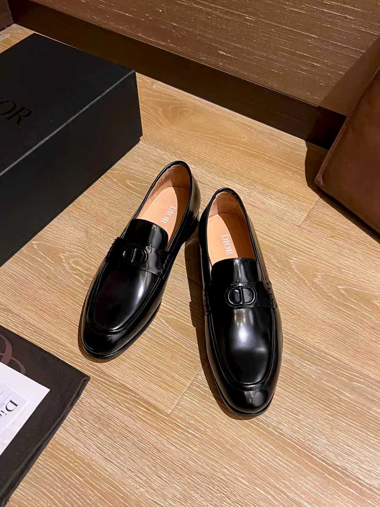 NO:557196,Dior men's classic loafers, men's business formal leather shoes, classic style, ultimate art, all shoes are made of imported cow leather (open edge beads), carefully selected, fine pores, excellent gloss, soft texture, strong toughness, durable and not easy to deform, apricot calfskin lining, soft and comfortable, sweat-absorbent and breathable. Genuine leather outsole, heel and forefoot composite rubber sole, rivet reinforcement, non-slip and wear-resistant. Made with Goodyear technology, excellent shoe shape, light luxury and style  Suitable for all kinds of formal occasions!  Original box and dust bag packaging!  Standard code 39-44 (38.45.46 customized, non-refundable and non-exchangeable), dior, loafers, cowhide, Leather soles19860909Dior 男士经典乐福鞋男士商务正装皮鞋 经典款 极致艺术 全鞋采用进口饮奶牛牛皮（开边珠） 精挑细选 毛孔细腻 光泽度极好,质感柔软 韧性强耐穿不易变形,杏色小牛皮内里,柔软舒适,吸汗透气.真皮大底,后跟前掌复合橡胶底片 柳钉加固,防滑耐磨.固特异工艺制作 鞋型极好 轻奢有型 出入各类正式场合都能压阵！原盒 防尘袋包装 ！标准码39-44（38.45.46定做不退不换）,,dior,loafers,cowhide,Leather soles,Men's shoes