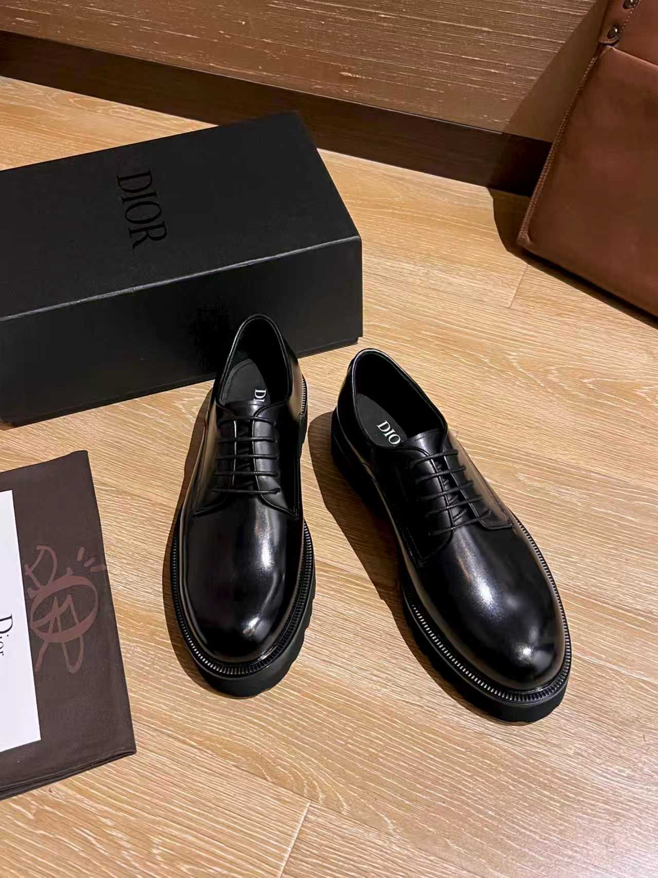 NO:557210,Batch of new products Dior (Dior) high-end men's shoes covered with formal business casual leather shoes, authentic original items, feel free to compare at the counter... Original imported top-grade cowhide, hand-made with threading technology, perfect water-dyed cowhide lining, cowhide foot pads, original non-slip comfortable outsole!  size39 40 41 42 43 44 (38 45 46 can be ordered),,dior,dior,cowhide19860909批新品 Dior（迪奥）高端男士鞋覆正装商务休闲皮鞋正品原单货、随意对比专柜…原版进口顶级牛皮手工制作走线工艺完美水染牛皮内里牛皮垫脚、原版防滑舒适大底！ size39 40 41 42 43 44（可订38 45 46）,,dior,dior,cowhide,Men's shoes