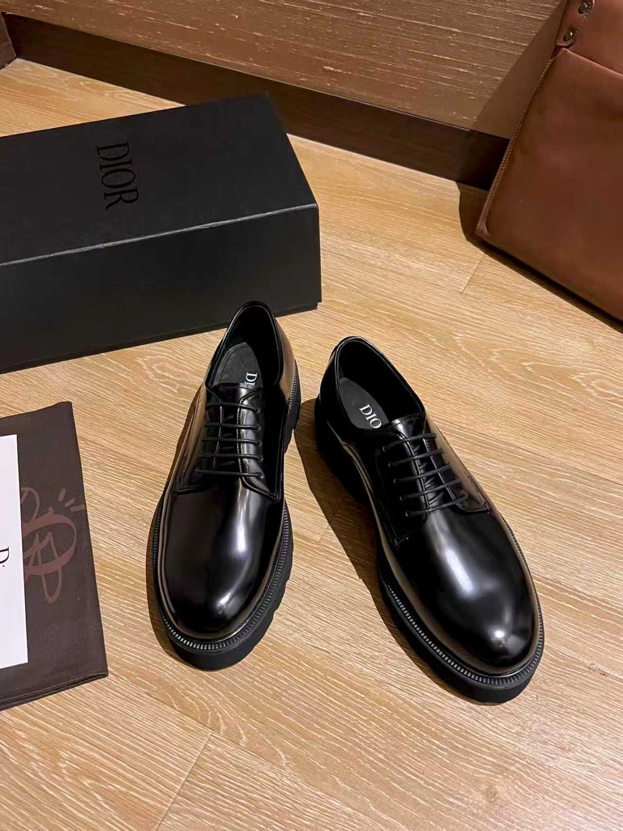 NO:557213,Batch of new products Dior (Dior) high-end men's shoes covered with formal business casual leather shoes, authentic original items, feel free to compare counters...original imported top-grade open-edge beaded cowhide, handmade with routing technology, perfect water-dyed cowhide lining cowhide feet, original non-slip comfortable outsole!  size39 40 41 42 43 44 (38 45 46 can be ordered),,dior,dior,cowhide19860909批新品 Dior（迪奥）高端男士鞋覆正装商务休闲皮鞋正品原单货、随意对比专柜…原版进口顶级开边珠牛皮手工制作走线工艺完美水染牛皮内里牛皮垫脚、原版防滑舒适大底！ size39 40 41 42 43 44（可订38 45 46）,,dior,dior,cowhide,Men's shoes