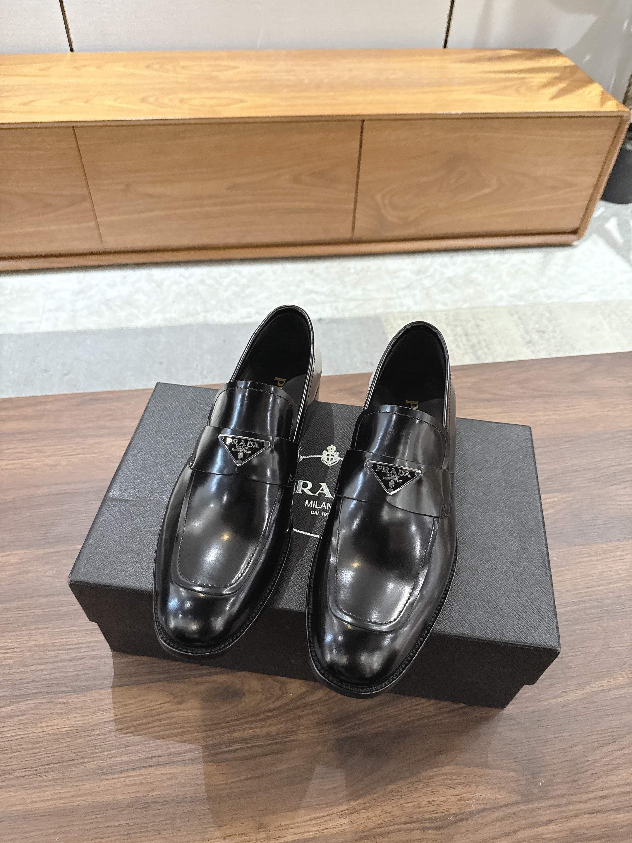 NO:558201,Prada Prada high-end men's leather shoes, imported cowhide leather uppers/open edge beads, water-dyed cowhide lining, genuine leather outsole, standard size 39-44 (38.45.46 custom-made, non-returnable and non-exchangeable), batch,, prada, prada, cowhide, Leather soles19860909Prada普拉达高端男士皮鞋,鞋面进口牛皮/开边珠,水染牛皮内里,真皮大底,标准码39-44（38.45.46定做不退不换）,批,,prada,prada,cowhide,Leather soles,Men's shoes