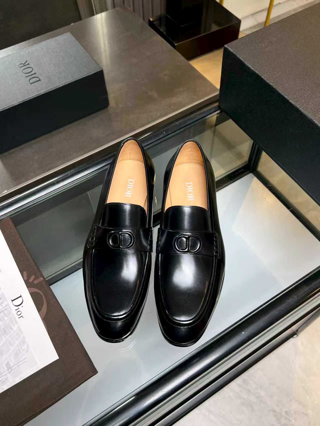 NO:575162,Dior's high-end men's hot-selling boutique casual leather shoes, imported cow leather loafers combine exquisite elements with modern charm, are strong in toughness, resistant to folding, not easily deformed, and durable in wear!  Imported water-dyed cowhide lining, imported genuine leather outsole, top quality, welcome to compare, code number 39-44 (38.45.46 custom made, non-refundable, non-exchangeable) batch, dior, dior, loafers, cowhide, Leather soles19860909Dior迪奥 高端男士热卖精品休闲皮鞋,进口牛皮革乐福鞋将工致元素与摩登魅力融合,韧性强耐折不易变形,经久耐穿！进口水染牛皮内里,进口真皮大底,顶级品质,欢迎对比,码数39-44（38.45.46定做不退不换）批,,dior,dior,loafers,cowhide,Leather soles,Men's shoes