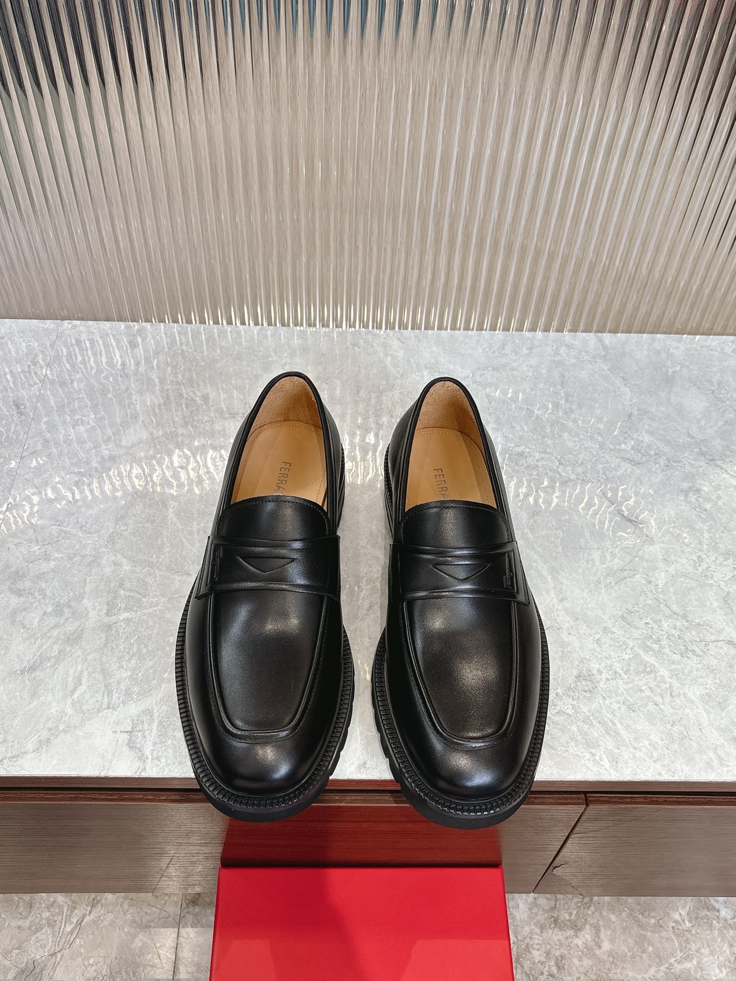 NO:744510,Ferragamo men's boutique leather shoes, these men's loafers have an elegant shape and gorgeous details, showing a dignified and sophisticated style, suitable for accompanying you to a cocktail party. The fabric is made of imported cowhide, showing a stunning texture, and the lining is dyed with delicate calfskin, and the embellishment is slim and fashionable!  The original high-wear-resistant foam outsole, combined with a rubber backing at the heel, is comfortable and non-slip. The high-definition logo badge on the outsole highlights the outstanding skills of professional shoemaking masters. Every detail is carefully crafted, the full set of original packaging, standard code 39-44 (38.45.46 custom-made, non-refundable and non-exchangeable), batch,,ferragamo,ferragamo,loafers,cowhide19860909菲拉格慕Ferragamo男士精品皮鞋,这款男士乐福鞋鞋型优雅,细节华丽,彰显端庄考究风范,适合伴您出席鸡尾酒会.面料采用进口牛皮,呈现令人惊艳的质感,内里本染细腻小胎牛皮,缀饰造型纤巧时髦！原版高耐磨发泡大底,后跟组合橡胶底片,舒适防滑,大底高清凸显logo徽章,彰显专业制鞋大师的斐然技艺.每一个细节都是精工细作,全套原包装, 标准码39-44（38.45.46定做不退不换）,批,,ferragamo,ferragamo,loafers,cowhide,Men's shoes