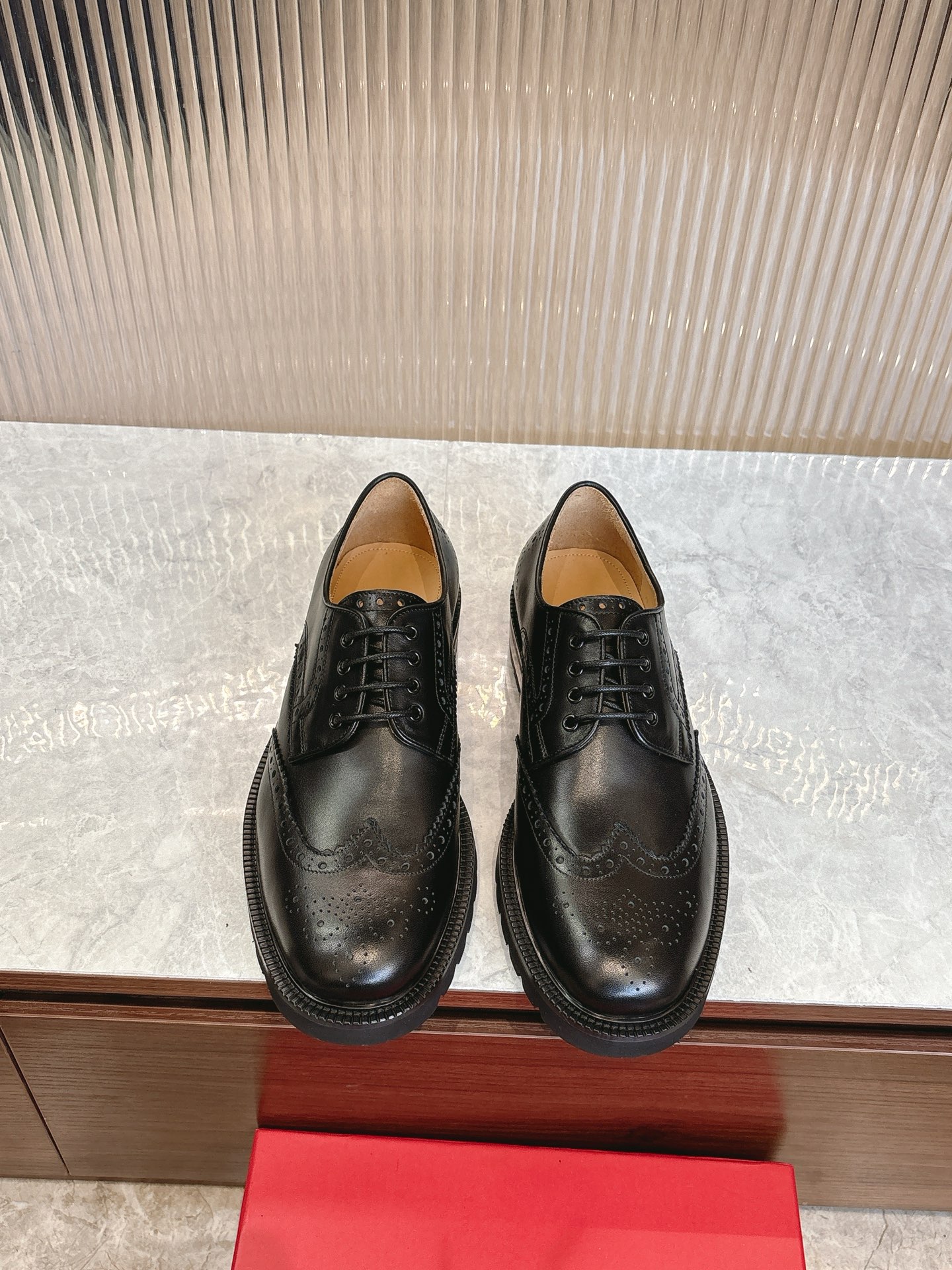 NO:744504,Ferragamo men's boutique leather shoes, this men's Derby shoe has an elegant shape and gorgeous details, showing a dignified and sophisticated style, suitable for accompanying you to a cocktail party. The fabric is made of imported cowhide, showing a stunning texture, and the lining is dyed with fine calfskin, and the embellishment is slim and fashionable!  The original high-wear-resistant foam outsole, combined with a rubber backing at the heel, is comfortable and non-slip. The high-definition logo badge on the outsole highlights the outstanding skills of professional shoemaking masters. Every detail is carefully crafted, the full set of original packaging, standard code 39-44 (38.45.46 custom-made, non-refundable and non-exchangeable), batch,,ferragamo,ferragamo,cowhide19860909菲拉格慕Ferragamo男士精品皮鞋,这款男士德比鞋型优雅,细节华丽,彰显端庄考究风范,适合伴您出席鸡尾酒会.面料采用进口牛皮,呈现令人惊艳的质感,内里本染细腻小胎牛皮,缀饰造型纤巧时髦！原版高耐磨发泡大底,后跟组合橡胶底片,舒适防滑,大底高清凸显logo徽章,彰显专业制鞋大师的斐然技艺.每一个细节都是精工细作,全套原包装, 标准码39-44（38.45.46定做不退不换）,批,,ferragamo,ferragamo,cowhide,Men's shoes