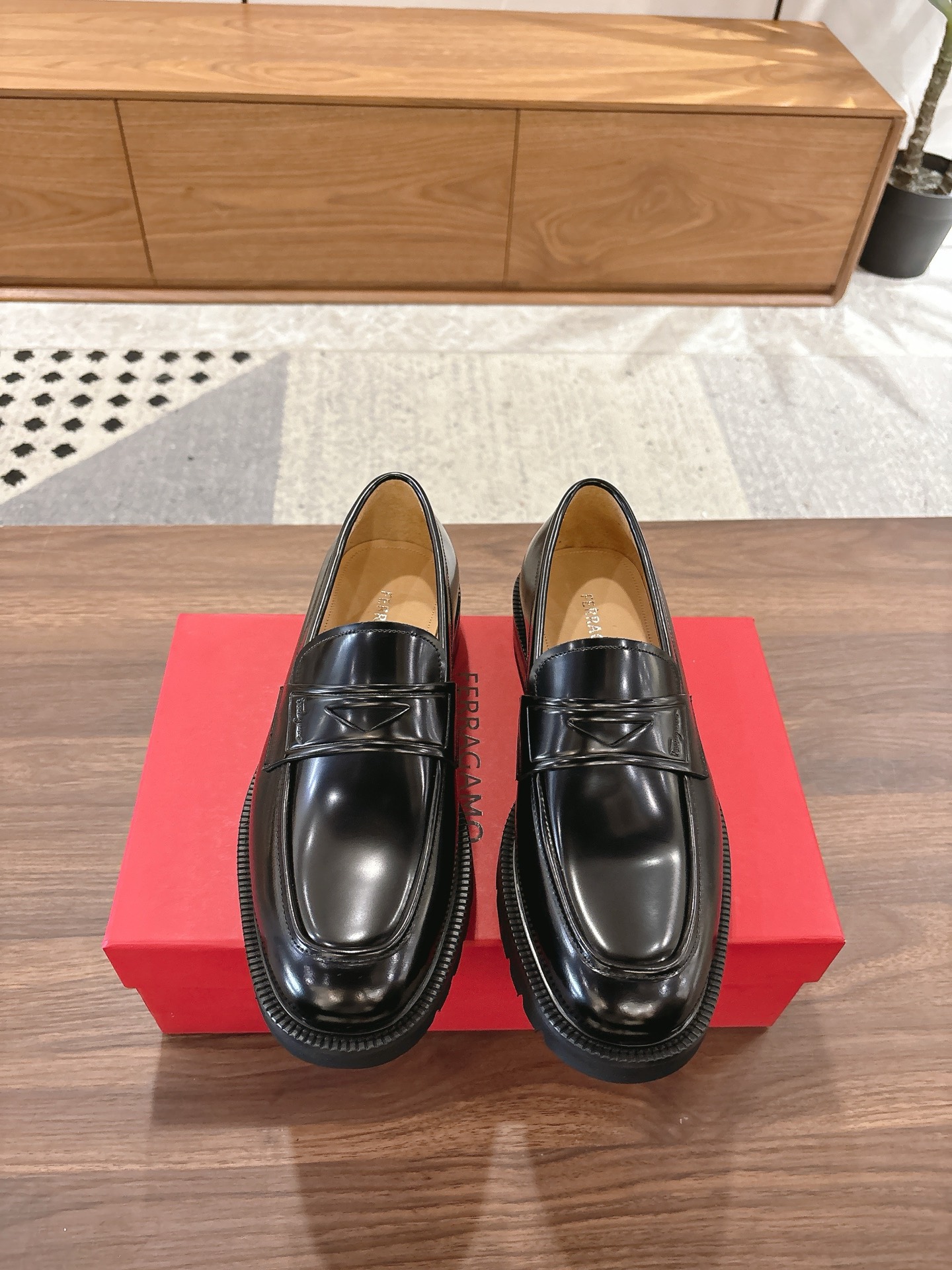 NO:620397,SF Fila** counters sync new style men's casual shoes, casual or formal moccasin loafers  The classic shape embodies the fashionable charm of formal wear, while the newly designed proportions are more modern. These loafers are made of imported open-edge beaded cowhide/fine calfskin. The upper is decorated with webbing, the side is privately molded with silver Gancini buckles, and double stitching details are added.  Fashionable charm. Using a special 'Original' structure and going through multiple processes, the soles are almost completely handmade. The unique processing technology demonstrates exquisite craftsmanship. The original private model leather combination outsole is paired with a personalized rubber backing for comfort, non-slip and wear-resistance, perfect performance  Wear it as a slip-on. Exquisite hand-stitching. The workmanship is as fine as that of a store. Original calfskin lining. It is sweat-absorbent, anti-odor, comfortable and breathable. The heel is also decorated with a rubber patch to perfectly improve the grip. Standard leather shoe sizes are 39 to 44 (38.45.46 can be customized) batch, loafers,cowhide19860909SF 菲拉** 专柜同步新款 男士便鞋 可休闲可正装莫卡辛乐福皮鞋 经典造型体现正装时髦魅力,全新设计的比例更显现代风格.这款乐福鞋以进口开边珠牛皮/细腻小牛皮材质制成,鞋面点缀织带,侧面私模银色Gancini饰扣,双重车线包边细节倍添时尚魅力.采用特殊的“Original”结构,历经多道工序,鞋底几乎完全以手工制作.独特的处理技术彰显精湛工艺.原版私模真皮组合大底搭配个性化橡胶底片舒适防滑耐磨完美演绎 一脚蹬套脚穿着 精致手工缝线 做工精细堪比专柜 原色小牛皮内里 吸汗防臭舒适透气 后跟处也饰有橡胶贴片 抓地性能完美提升 标准皮鞋码数39～44（38.45.46可定做）批,,loafers,cowhide,Men's shoes