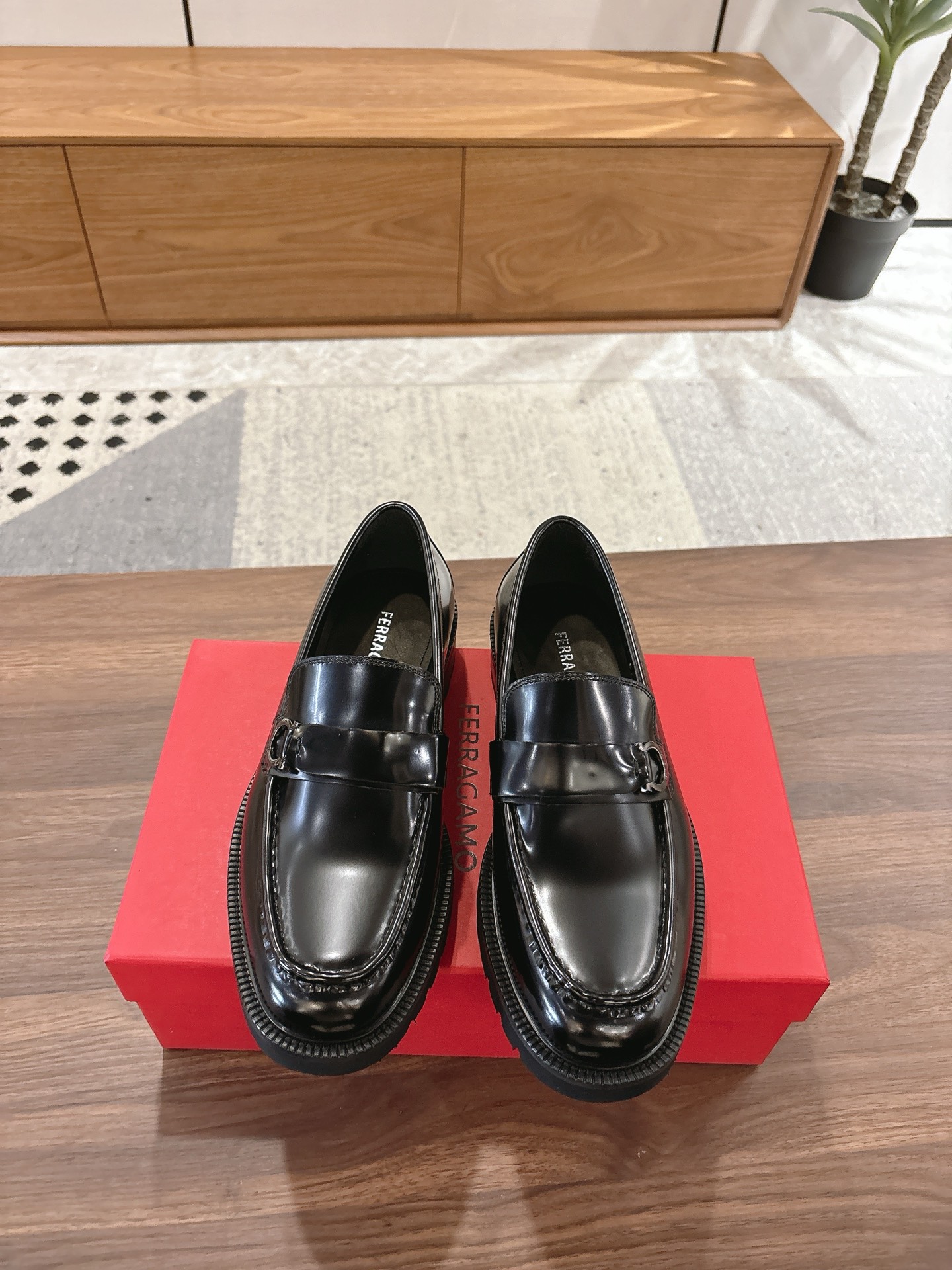 NO:745200,SF Fila** counters sync new style men's casual shoes, casual or formal moccasin loafers  The classic shape embodies the fashionable charm of formal wear, while the newly designed proportions are more modern. These loafers are made of imported open-edge beaded cowhide/fine calfskin. The upper is decorated with webbing, the side is privately molded with silver Gancini buckles, and double stitching details are added.  Fashionable charm. Using a special 'Original' structure and going through multiple processes, the soles are almost completely handmade. The unique processing technology demonstrates exquisite craftsmanship. The original private model leather combination outsole is paired with a personalized rubber backing for comfort, non-slip and wear-resistance, perfect performance  Wear it as a slip-on. Exquisite hand-stitching. The workmanship is as fine as that of a store. Original calfskin lining. It is sweat-absorbent, anti-odor, comfortable and breathable. The heel is also decorated with a rubber patch to perfectly improve the grip. Standard leather shoe sizes are 39 to 44 (38.45.46 can be customized) batch, loafers,cowhide19860909SF 菲拉** 专柜同步新款 男士便鞋 可休闲可正装莫卡辛乐福皮鞋 经典造型体现正装时髦魅力,全新设计的比例更显现代风格.这款乐福鞋以进口开边珠牛皮/细腻小牛皮材质制成,鞋面点缀织带,侧面私模银色Gancini饰扣,双重车线包边细节倍添时尚魅力.采用特殊的“Original”结构,历经多道工序,鞋底几乎完全以手工制作.独特的处理技术彰显精湛工艺.原版私模真皮组合大底搭配个性化橡胶底片舒适防滑耐磨完美演绎 一脚蹬套脚穿着 精致手工缝线 做工精细堪比专柜 原色小牛皮内里 吸汗防臭舒适透气 后跟处也饰有橡胶贴片 抓地性能完美提升 标准皮鞋码数39～44（38.45.46可定做）批,,loafers,cowhide,Men's shoes