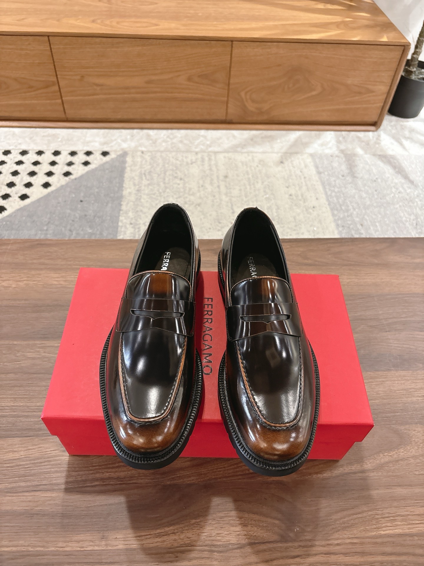 NO:745204,SF Fila** counters sync new style men's casual shoes, casual or formal moccasin loafers  The classic shape embodies the fashionable charm of formal wear, while the newly designed proportions are more modern. These loafers are made of imported open-edge beaded cowhide/fine calfskin. The upper is decorated with webbing, the side is privately molded with silver Gancini buckles, and double stitching details are added.  Fashionable charm. Using a special 'Original' structure and going through multiple processes, the soles are almost completely handmade. The unique processing technology demonstrates exquisite craftsmanship. The original private model leather combination outsole is paired with a personalized rubber backing for comfort, non-slip and wear-resistance, perfect performance  Wear it as a slip-on. Exquisite hand-stitching. The workmanship is as fine as that of a store. Original calfskin lining. It is sweat-absorbent, anti-odor, comfortable and breathable. The heel is also decorated with a rubber patch to perfectly improve the grip. Standard leather shoe sizes are 39 to 44 (38.45.46 can be customized) batch, loafers,cowhide19860909SF 菲拉** 专柜同步新款 男士便鞋 可休闲可正装莫卡辛乐福皮鞋 经典造型体现正装时髦魅力,全新设计的比例更显现代风格.这款乐福鞋以进口开边珠牛皮/细腻小牛皮材质制成,鞋面点缀织带,侧面私模银色Gancini饰扣,双重车线包边细节倍添时尚魅力.采用特殊的“Original”结构,历经多道工序,鞋底几乎完全以手工制作.独特的处理技术彰显精湛工艺.原版私模真皮组合大底搭配个性化橡胶底片舒适防滑耐磨完美演绎 一脚蹬套脚穿着 精致手工缝线 做工精细堪比专柜 原色小牛皮内里 吸汗防臭舒适透气 后跟处也饰有橡胶贴片 抓地性能完美提升 标准皮鞋码数39～44（38.45.46可定做）批,,loafers,cowhide,Men's shoes