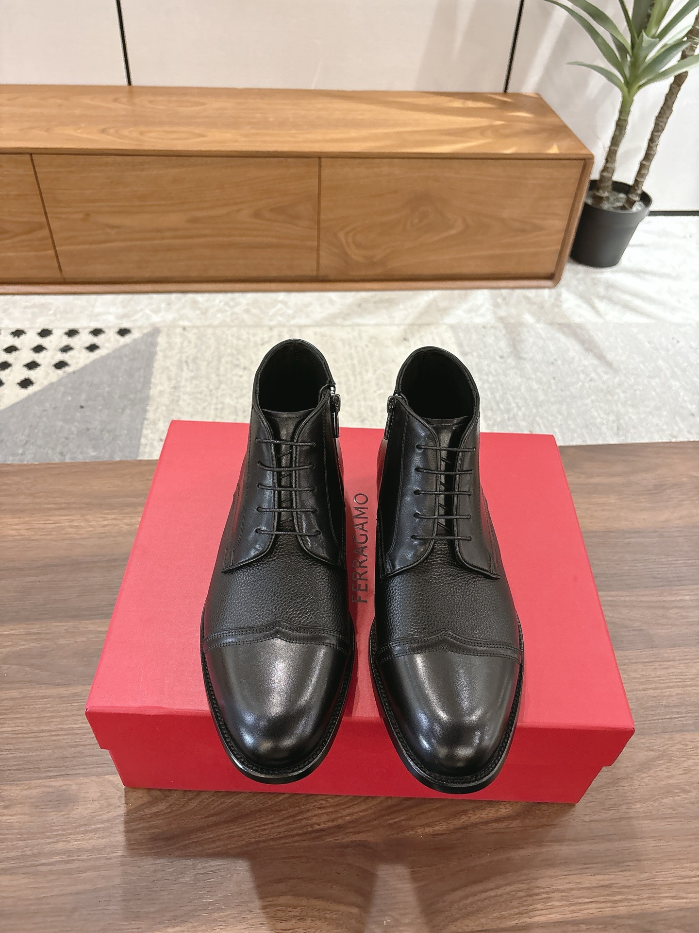 NO:620404,SF Fila** counters sync new style men's boots  The classic shape embodies the fashionable charm of formal wear, while the newly designed proportions are more modern. This Martin boots is made of imported open-edge beaded cowhide/fine calfskin, with webbing on the upper, private molded silver Gancini buckles on the side, and double stitching for added details.  Fashionable charm. Using a special 'Original' structure and going through multiple processes, the soles are almost completely handmade. The unique processing technology demonstrates exquisite craftsmanship. The original private model leather combination outsole is paired with a personalized rubber backing for comfort, non-slip and wear-resistance, perfect performance  Wear it as a slip-on. Exquisite hand-stitching. The workmanship is comparable to that of the counters. Original calfskin lining is sweat-absorbent, anti-odor, comfortable and breathable. The heel is also decorated with a rubber patch to perfectly improve the grip. Standard leather shoe sizes are 39~44 (38.45.46 can be customized) batch,,boots,cowhide19860909SF 菲拉** 专柜同步新款 男士便靴 经典造型体现正装时髦魅力,全新设计的比例更显现代风格.这款马丁靴以进口开边珠牛皮/细腻小牛皮材质制成,鞋面点缀织带,侧面私模银色Gancini饰扣,双重车线包边细节倍添时尚魅力.采用特殊的“Original”结构,历经多道工序,鞋底几乎完全以手工制作.独特的处理技术彰显精湛工艺.原版私模真皮组合大底搭配个性化橡胶底片舒适防滑耐磨完美演绎 一脚蹬套脚穿着 精致手工缝线 做工精细堪比专柜 原色小牛皮内里 吸汗防臭舒适透气 后跟处也饰有橡胶贴片 抓地性能完美提升 标准皮鞋码数39～44（38.45.46可定做）批,,boots,cowhide,Men's shoes