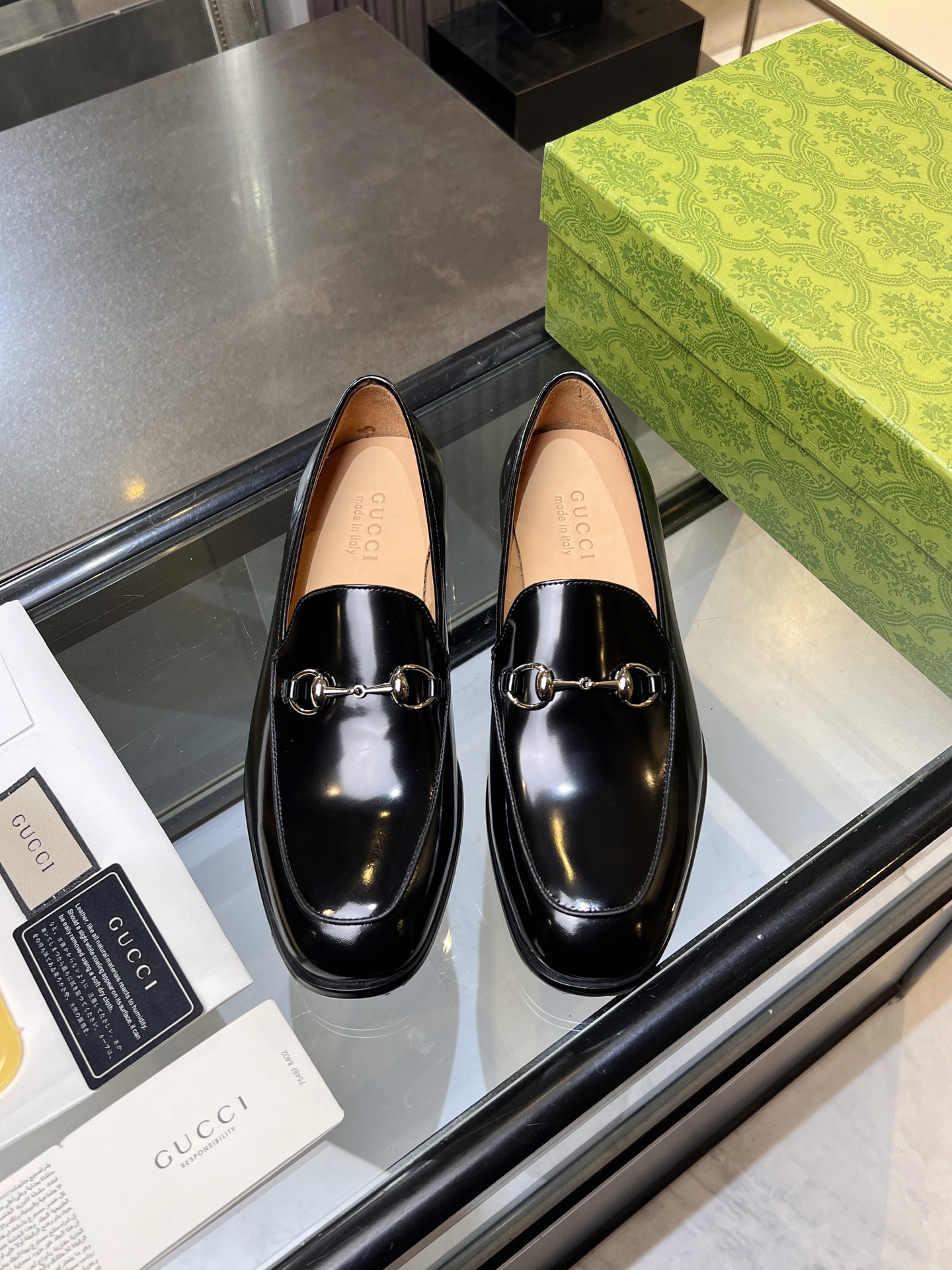 NO:780248,G's GUCC* new men's horsebit loafers, official price RMB, 600, made of imported cowhide/soft grained cowhide, apricot water-dyed cowhide lining, apricot cowhide foot pads, mainly skin-friendly and comfortable. The slightly curved shoe shape better fits the curvature of the foot, making the foot feel perfectly upgraded. Since the 1950s, these loafers have been Gucc*  The classic items in each series continue to add subtle new ideas to the classic design and continue to reproduce the collection elements. In the Gucci 'Aria-Fashion Aria' series, this shoe is reinterpreted with black leather and embellished with collection details. The metallic silver-toned horsebit symbolizes the equestrian world and praises the brand's equestrian origins with low-key details. Standard leather shoe sizes 39~44# (customized at 38.45.46)  batch,,gucci,gucci,gucci,loafers,cowhide19860909G家 GUCC* 新品男士马衔扣乐福鞋 官方售价RMB,600采用进口牛皮/柔软粒面牛皮打造 杏色水染牛皮内里 杏色牛皮垫脚 主打亲肤舒适 微翘的鞋型更贴合脚型的弧度 使脚感完美升级 自20世纪50年代以来,这款乐福鞋一直是Gucc* 各个系列的经典单品,不断在经典设计中增添微妙新意,持续重现典藏元素.在古驰《Aria-时尚咏叹调》系列中,这款鞋履采用黑色皮革焕新演绎,点缀典藏细节.金属银色调马衔扣象征马术世界,以低调细节赞颂品牌的马术本源. 标准皮鞋码数39～44#（38.45.46定做） 批,,gucci,gucci,gucci,loafers,cowhide,Men's shoes