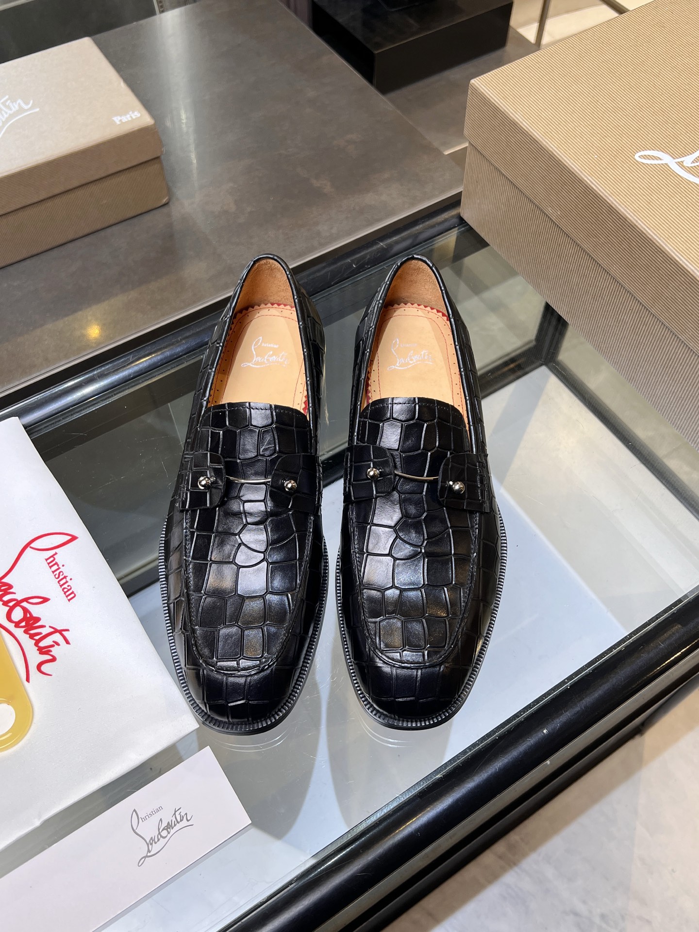 NO:780256,CL's new men's formal shoes, loafers, Christia* Loubouti* red-soled shoes. The red soles are luxurious and elegant, reshaping the style boundaries of casual formal wear. They are extremely innovative in material selection, and create a rich visual and tactile experience through the collision of different materials!  Made of top-quality calfskin/glossy patent leather/spliced technical fabric in contrasting colors. The upper is stitched using hand-stitching technology, with fine and even stitches.  Based on the square-toe loafer shoe shape, the lines are neat and elegant, which fits the toughness of men's wear. The upper is embellished with metal rivets, injecting personalized details into the classic loafers, breaking the mediocrity of casual shoes, and giving a concrete expression to 'low-key luxury'  Da. From the original color/red cowhide lining inside the shoe to the instantly recognizable red sole, the 'red sole' is not only the brand's visual identity, but also a 'luxury codeword' when walking. The red sole exposed inadvertently conveys taste and identity instantly.  From the innovative splicing of materials, to the personalized fusion of design, to the ingenuity of craftsmanship, the Christian Louboutin men's loafer series is not only a pair of casual shoes, but also a 'yuppie style' dressing weapon for men. Whether it is a casual meeting in business or leisure, or a casual style for daily travel, it can help you become a unique and stylish man on every occasion with its 'red-soled loafer' attitude. Standard leather shoe sizes:  39～44# (customized at 38.45.46) batch,,christian louboutin,loafers,cowhide19860909CL 新品男士正装鞋乐福皮鞋 Christia* Loubouti* 红底鞋 红底奢雅,重塑休闲正装的格调边界 在材质选择上极尽创新,通过不同材质的碰撞营造层次丰富的视觉与触觉体验！ 采用顶级小牛皮/亮面漆皮/拼接科技织物撞色制成 鞋面拼接采用手工缝合工艺,针脚细密均匀, 以方头乐福鞋型为基础,线条利落大气,契合男士穿搭的硬朗感；鞋面处点缀金属铆钉饰件,为经典乐福鞋注入个性细节,打破休闲鞋款的平庸感,让“低调奢华”有了具象表达.从鞋内的原色/红色牛皮衬里到辨识度拉满的红色鞋底,“红底”不仅是品牌的视觉标识,更成为行走间的“奢华暗语”,不经意间露出的红色鞋底,瞬间传递品味与身份. 从材质的创新拼接,到设计的个性融合,再到工艺的匠心传承,克里斯提·鲁布托男士乐福鞋系列不仅是一双休闲鞋,更是男士“雅痞格调”的穿搭武器.无论是商务休闲的轻松会晤,还是日常出行的随性造型,它都能以“红底乐福”的姿态,助力你在每一个场合都成为风格独树一帜的格调男士.  标准皮鞋码数: 39～44#（38.45.46定做）批,,christian louboutin,loafers,cowhide,Men's shoes