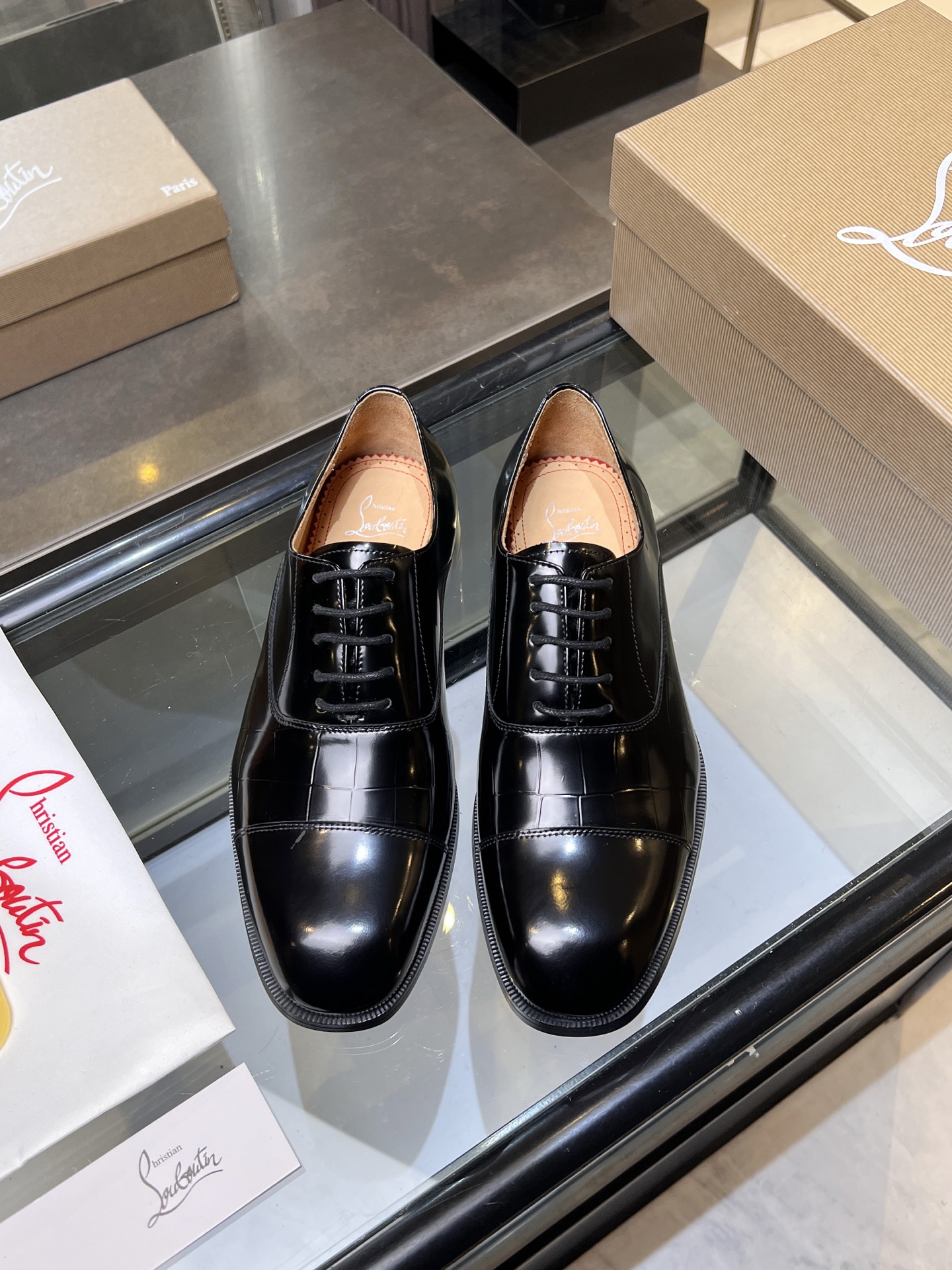 NO:780266,CL's new men's formal shoes, Derby shoes, Christia* Loubouti* red-soled shoes. The red soles are luxurious and elegant, reshaping the style boundaries of casual formal wear. They are extremely innovative in material selection and create a rich visual and tactile experience through the collision of different materials!  Made of top-quality calfskin/glossy patent leather/spliced technical fabric in contrasting colors. The upper is stitched using hand-stitching technology, with fine and even stitches.  Based on the square-toe loafer shoe shape, the lines are neat and elegant, which fits the toughness of men's wear. The upper is embellished with metal rivets, injecting personalized details into the classic loafers, breaking the mediocrity of casual shoes, and giving a concrete expression to 'low-key luxury'  Da. From the original color/red cowhide lining inside the shoe to the instantly recognizable red sole, the 'red sole' is not only the brand's visual identity, but also a 'luxury codeword' when walking. The red sole exposed inadvertently conveys taste and identity instantly.  From the innovative splicing of materials, to the personalized fusion of design, to the ingenious inheritance of craftsmanship, the Christian Louboutin men's loafer series is not only a pair of casual shoes, but also a 'yuppie style' dressing weapon for men. Whether it is a casual meeting in business or leisure, or a casual style for daily travel, it can help you become a unique and stylish man on every occasion with its 'red-soled derby' attitude. Standard leather shoe sizes:  39～44# (customized at 38.45.46) batch,,christian louboutin,loafers,cowhide19860909CL 新品男士正装鞋德比鞋鞋 Christia* Loubouti* 红底鞋 红底奢雅,重塑休闲正装的格调边界 在材质选择上极尽创新,通过不同材质的碰撞营造层次丰富的视觉与触觉体验！ 采用顶级小牛皮/亮面漆皮/拼接科技织物撞色制成 鞋面拼接采用手工缝合工艺,针脚细密均匀, 以方头乐福鞋型为基础,线条利落大气,契合男士穿搭的硬朗感；鞋面处点缀金属铆钉饰件,为经典乐福鞋注入个性细节,打破休闲鞋款的平庸感,让“低调奢华”有了具象表达.从鞋内的原色/红色牛皮衬里到辨识度拉满的红色鞋底,“红底”不仅是品牌的视觉标识,更成为行走间的“奢华暗语”,不经意间露出的红色鞋底,瞬间传递品味与身份. 从材质的创新拼接,到设计的个性融合,再到工艺的匠心传承,克里斯提·鲁布托男士乐福鞋系列不仅是一双休闲鞋,更是男士“雅痞格调”的穿搭武器.无论是商务休闲的轻松会晤,还是日常出行的随性造型,它都能以“红底德比”的姿态,助力你在每一个场合都成为风格独树一帜的格调男士.  标准皮鞋码数: 39～44#（38.45.46定做）批,,christian louboutin,loafers,cowhide,Men's shoes