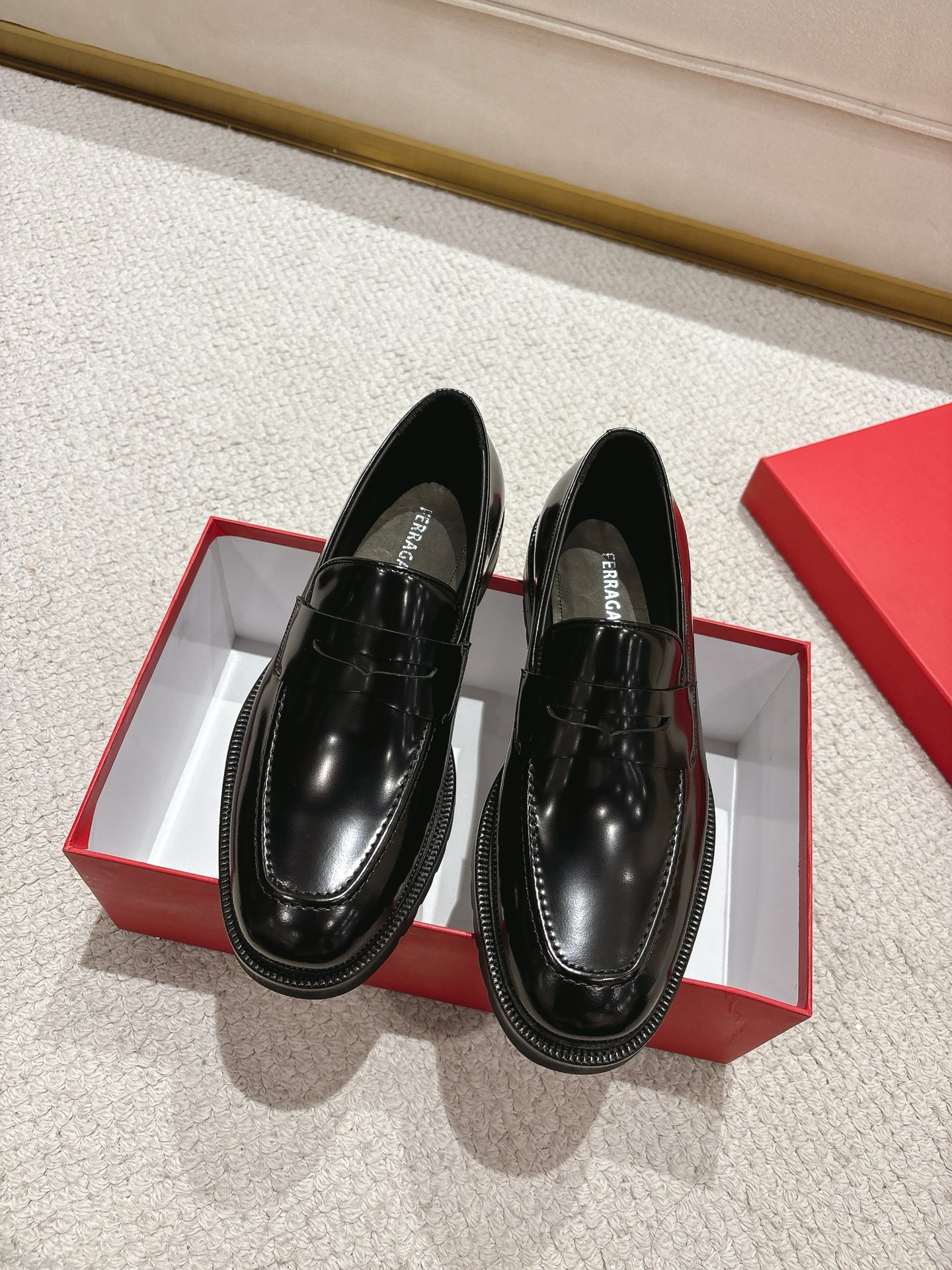 NO:745756,Ferragamo/Ferragamo's new men's slip-on loafers are on sale. They are high-quality products made in Guangdong. Those who know the goods, hurry up and start!  Made of imported black glossy cowhide, it combines exquisite elements with modern charm. Soft, comfortable and wrinkle-free. Classic loafer style. Six-strand craftsmanship embellishes the same material ribbon as the smile. Elegant and majestic. High-quality products that kill all currencies in the market. Standard gold-label cowhide feet. Calfskin lining. High wear-resistant rubber foam with combined outsole for high foot comfort. Completely packaged with dust bag and shoehorn. Standard leather shoe size 39-40-41-42-43-44.  (38.45.46 Customized) Spot,,ferragamo,ferragamo,loafers,cowhide19860909Ferragamo/菲拉格慕 新款男士一脚蹬乐福鞋出货 莞产精品 懂货的赶紧下手！ 采用进口黑色亮面牛皮将工致元素与摩登魅力融合 柔软舒适不起皱褶 经典乐福鞋款式 六股工艺点缀笑口同材质饰带 优雅大气 高品质精品 秒杀市场一切通货 标配金标牛皮垫脚 内里小牛皮 高耐磨橡胶发泡搭配组合大底 上脚舒适度高 包装齐全配防尘袋和鞋拔 标准皮鞋尺码39-40-41-42-43-44 (38.45.46定制)现货,,ferragamo,ferragamo,loafers,cowhide,Men's shoes