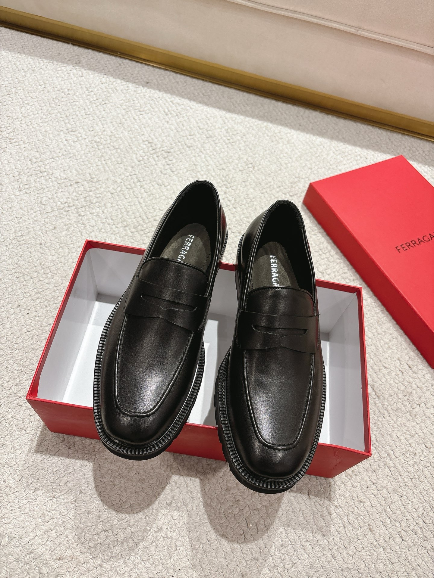 NO:745762,Ferragamo/Ferragamo's new men's slip-on loafers are on sale. They are high-quality products made in Guangdong. Those who know the goods, hurry up and start!  Made of imported black matte cowhide, blending exquisite elements with modern charm. Soft, comfortable and wrinkle-free. Classic loafer style. Six-strand craftsmanship embellishes the same material ribbon as the smile. Elegant and majestic. High-quality products that kill all currencies in the market. Standard gold-label cowhide foot pads. Calf leather lining. High wear-resistant rubber foam with combined outsole for high foot comfort. Completely packaged with dust bag and shoehorn. Standard leather shoe size 39-40-41-42-43-44.  (38.45.46 Customized) Spot,,ferragamo,ferragamo,loafers,cowhide19860909Ferragamo/菲拉格慕 新款男士一脚蹬乐福鞋出货 莞产精品 懂货的赶紧下手！ 采用进口黑色哑光牛皮 将工致元素与摩登魅力融合 柔软舒适不起皱褶 经典乐福鞋款式 六股工艺点缀笑口同材质饰带 优雅大气 高品质精品 秒杀市场一切通货 标配金标牛皮垫脚 内里小牛皮 高耐磨橡胶发泡搭配组合大底 上脚舒适度高 包装齐全配防尘袋和鞋拔 标准皮鞋尺码39-40-41-42-43-44 (38.45.46定制)现货,,ferragamo,ferragamo,loafers,cowhide,Men's shoes