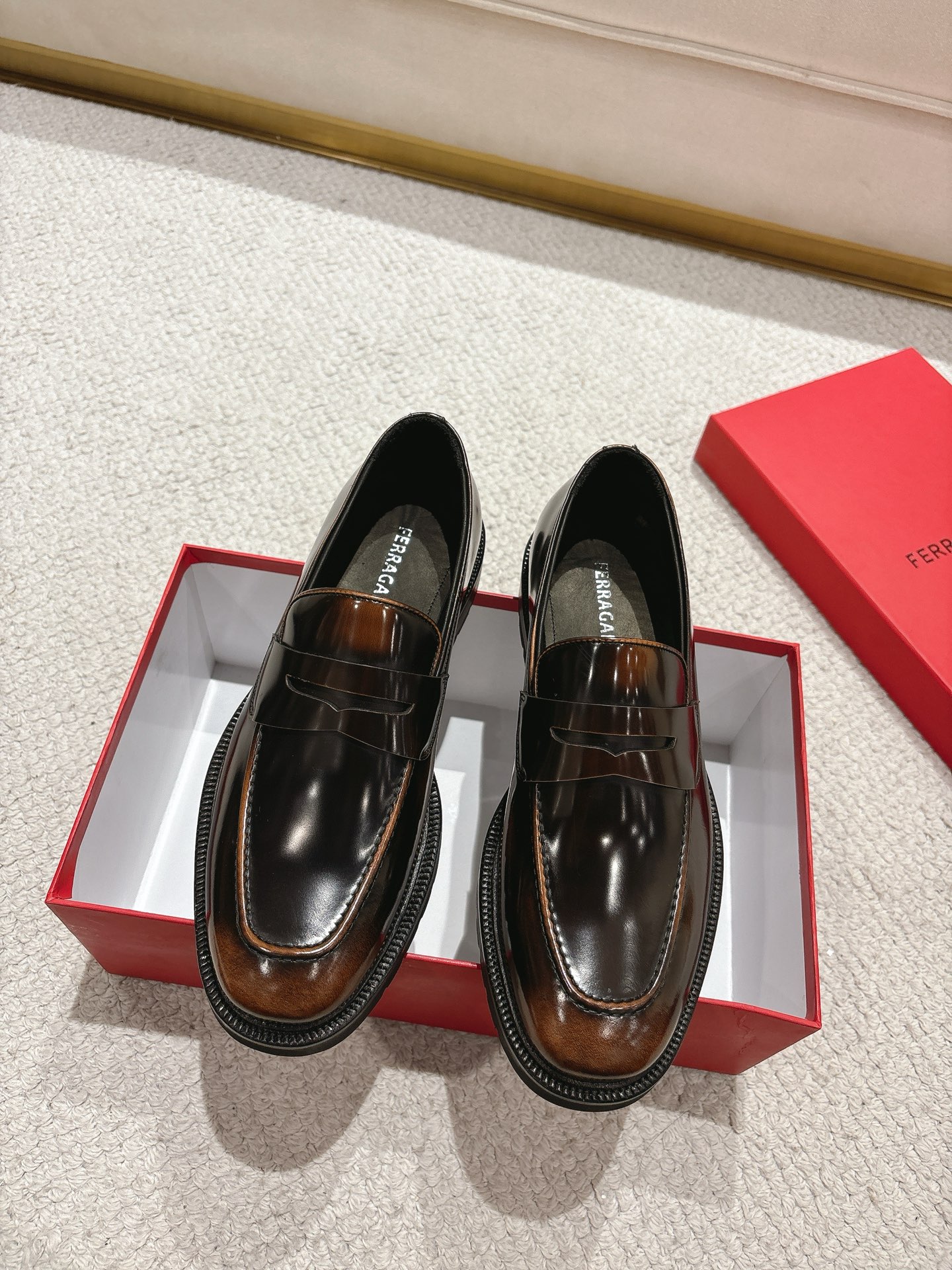 NO:745720,Ferragamo/Ferragamo's new men's slip-on loafers are on sale. They are high-quality products made in Guangdong. Those who know the goods, hurry up and start!  Made of imported black polished glossy cowhide, blending craftsmanship with modern charm. Soft, comfortable and wrinkle-free. Classic loafer style. Six-strand craftsmanship embellishes the same material ribbon as the smile. Elegant and majestic. High-quality boutique. It sells all currencies in the market. Standard gold-label cowhide foot pads. Calfskin lining. High wear-resistant rubber foam with combined outsole for high foot comfort. Completely packaged with dust bag and shoehorn.  Standard leather shoe sizes 39-40-41-42-43-44 (38.45.46 customized) ready stock, ferragamo, ferragamo, loafers, cowhide19860909Ferragamo/菲拉格慕 新款男士一脚蹬乐福鞋出货 莞产精品 懂货的赶紧下手！ 采用进口黑色擦色亮面牛皮 将工致元素与摩登魅力融合 柔软舒适不起皱褶 经典乐福鞋款式 六股工艺点缀笑口同材质饰带 优雅大气 高品质精品 秒杀市场一切通货 标配金标牛皮垫脚 内里小牛皮 高耐磨橡胶发泡搭配组合大底 上脚舒适度高 包装齐全配防尘袋和鞋拔 标准皮鞋尺码39-40-41-42-43-44 (38.45.46定制)现货,,ferragamo,ferragamo,loafers,cowhide,Men's shoes