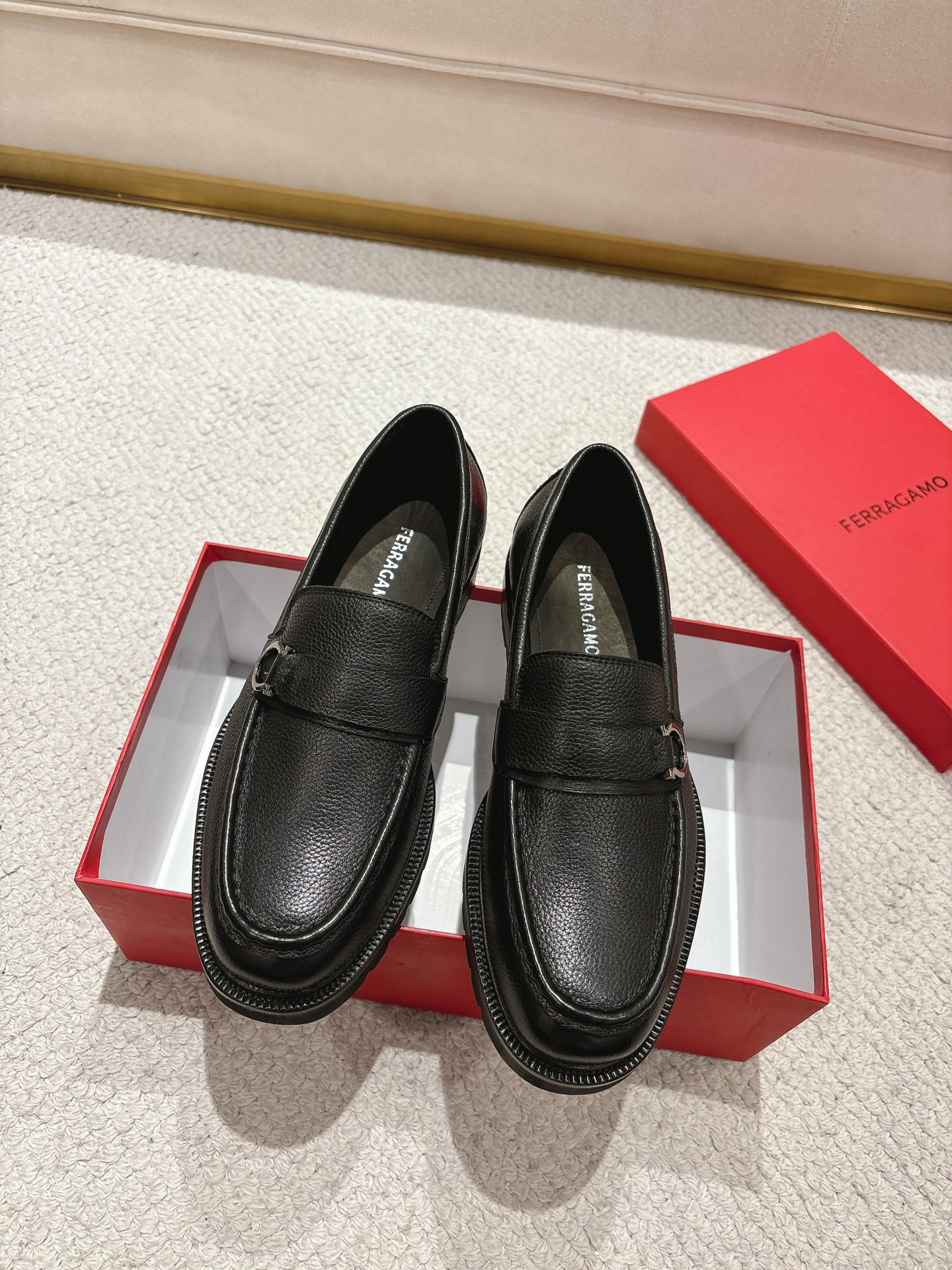 NO:745743,Ferragamo/Ferragamo's new men's slip-on loafers are on sale. They are high-quality products made in Guangdong. Those who know the goods, hurry up and start!  Made of imported black matte cowhide, blending exquisite elements with modern charm. Soft, comfortable and wrinkle-free. Classic loafer style. Metallic enamel logo embellished with straps made of the same material. Elegant and elegant. High-quality products that sell quickly. Standard gold-label cowhide foot pads. Calfskin lining. High wear-resistant rubber foam with combined outsole for high foot comfort. Completely packaged with dust bag and shoehorn.  Standard leather shoe sizes 39-40-41-42-43-44 (38.45.46 customized) ready stock, ferragamo, ferragamo, loafers, cowhide19860909Ferragamo/菲拉格慕 新款男士一脚蹬乐福鞋出货 莞产精品 懂货的赶紧下手！ 采用进口黑色哑光牛皮 将工致元素与摩登魅力融合 柔软舒适不起皱褶 经典乐福鞋款式 金属珐琅徽标点缀同材质饰带 优雅大气 高品质精品 秒杀市场一切通货 标配金标牛皮垫脚 内里小牛皮 高耐磨橡胶发泡搭配组合大底 上脚舒适度高 包装齐全配防尘袋和鞋拔 标准皮鞋尺码39-40-41-42-43-44 (38.45.46定制)现货,,ferragamo,ferragamo,loafers,cowhide,Men's shoes