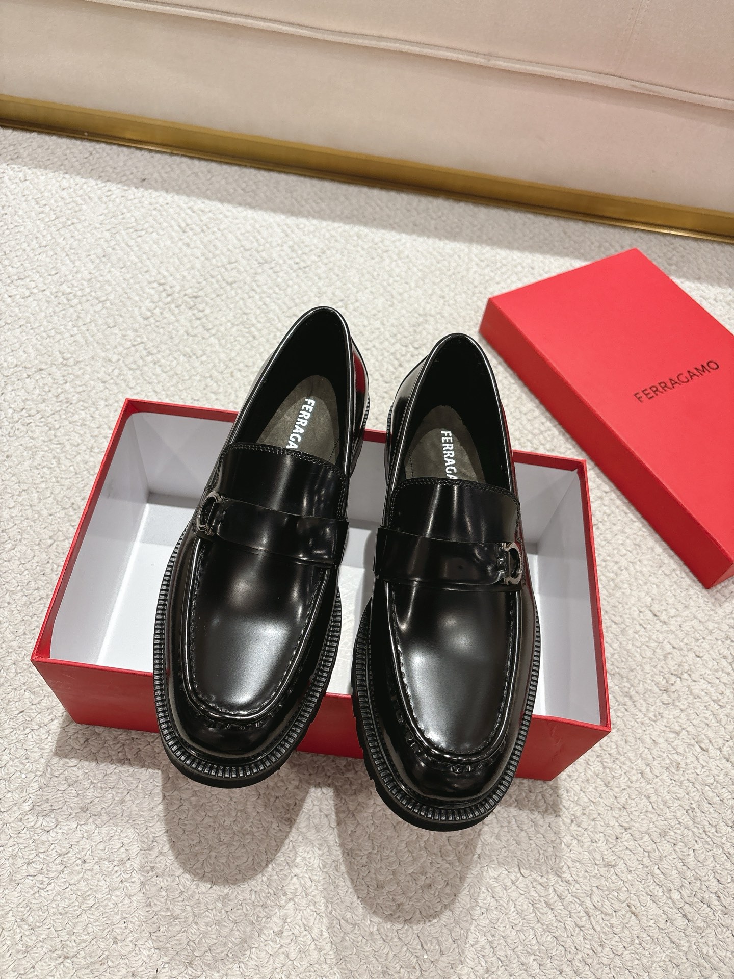 NO:745747,Ferragamo/Ferragamo's new men's slip-on loafers are on sale. They are high-quality products made in Guangdong. Those who know the goods, hurry up and start!  Made of imported black glossy cowhide, blending exquisite elements with modern charm. Soft, comfortable and wrinkle-free. Classic loafer style. Metallic enamel logo embellished with straps made of the same material. Elegant and atmospheric. High-quality products that sell quickly. Standard gold-label cowhide foot pads. Calfskin lining. High wear-resistant rubber foam with combination outsole for high foot comfort. Completely packaged with dust bag and shoehorn.  Standard leather shoe sizes 39-40-41-42-43-44 (38.45.46 customized) ready stock, ferragamo, ferragamo, loafers, cowhide19860909Ferragamo/菲拉格慕 新款男士一脚蹬乐福鞋出货 莞产精品 懂货的赶紧下手！ 采用进口黑色亮面牛皮 将工致元素与摩登魅力融合 柔软舒适不起皱褶 经典乐福鞋款式 金属珐琅徽标点缀同材质饰带 优雅大气 高品质精品 秒杀市场一切通货 标配金标牛皮垫脚 内里小牛皮 高耐磨橡胶发泡搭配组合大底 上脚舒适度高 包装齐全配防尘袋和鞋拔 标准皮鞋尺码39-40-41-42-43-44 (38.45.46定制)现货,,ferragamo,ferragamo,loafers,cowhide,Men's shoes