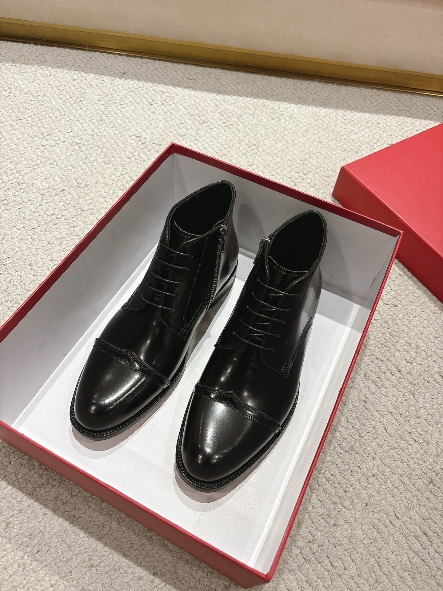 NO:745752,Ferragamo/Ferragamo's new men's short boots Martin boots are shipped. They are high-quality products made in Guangdong. If you know the goods, hurry up and start!  Made of imported black cowhide, blending exquisite elements with modern charm. Soft, comfortable and wrinkle-free. Classic Martin boots style. Elegant and elegant. High-quality products that beat all currencies in the market. Standard gold-label cowhide feet. Calfskin lining. Matched with genuine leather combination outsole for high foot comfort. Completely packaged with dust bag and shoehorn. Standard leather shoe size 39-40-41-42-43-44.  (38.45.46 customized),,ferragamo,ferragamo,boots,cowhide19860909Ferragamo/菲拉格慕 新款男士矮靴马丁靴出货 莞产精品 懂货的赶紧下手！ 采用进口黑色牛皮 将工致元素与摩登魅力融合 柔软舒适不起皱褶 经典马丁靴款式 优雅大气 高品质精品 秒杀市场一切通货 标配金标牛皮垫脚 内里小牛皮 搭配真皮组合大底 上脚舒适度高 包装齐全配防尘袋和鞋拔 标准皮鞋尺码39-40-41-42-43-44 (38.45.46定制),,ferragamo,ferragamo,boots,cowhide,Men's shoes
