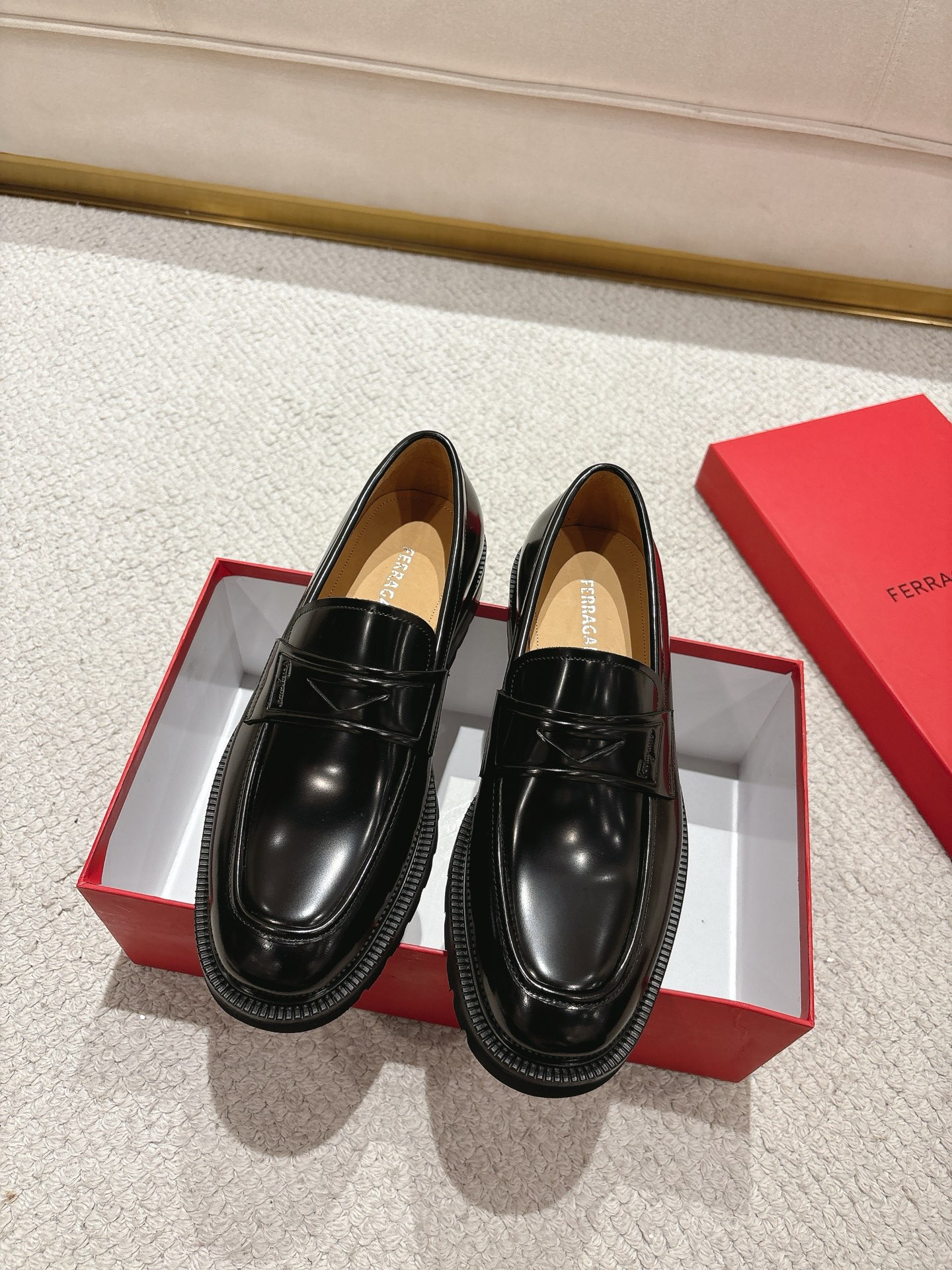 NO:780234,Ferragamo/Ferragamo's new men's slip-on loafers are on sale. They are high-quality products made in Guangdong. Those who know the goods, hurry up and start!  Made of imported black matte cowhide, blending exquisite elements with modern charm. Soft, comfortable and wrinkle-free. Classic loafer style. Logo embellished with straps made of the same material. Elegant and high-quality products that beat all currencies in the market. Standard gold-label cowhide feet. Calfskin lining. High wear-resistant rubber foam with combined outsole for high foot comfort. Complete package with dust bag and shoehorn. Standard leather shoe size 39-40-41-42-43-44.  (38.45.46 Customized) Spot,,ferragamo,ferragamo,loafers,cowhide19860909Ferragamo/菲拉格慕 新款男士一脚蹬乐福鞋出货 莞产精品 懂货的赶紧下手！ 采用进口黑色哑光牛皮 将工致元素与摩登魅力融合 柔软舒适不起皱褶 经典乐福鞋款式 徽标点缀同材质饰带 优雅大气 高品质精品 秒杀市场一切通货 标配金标牛皮垫脚 内里小牛皮 高耐磨橡胶发泡搭配组合大底 上脚舒适度高 包装齐全配防尘袋和鞋拔 标准皮鞋尺码39-40-41-42-43-44 (38.45.46定制)现货,,ferragamo,ferragamo,loafers,cowhide,Men's shoes