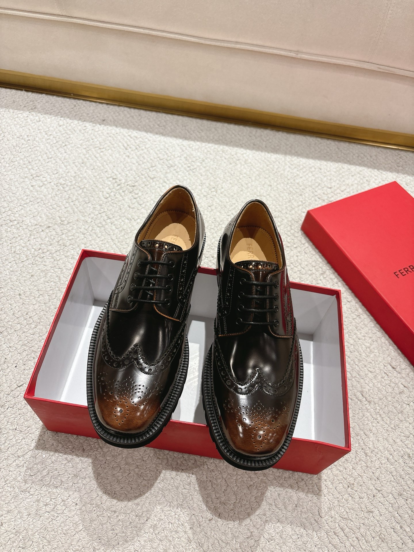 NO:780239,Ferragamo/Ferragamo's new men's casual leather shoes, Derby shoes, are shipped. They are high-quality products made in Dongguan. Those who know the goods, hurry up and start!  Made of imported black matte cowhide, it combines exquisite elements with modern charm. It is soft, comfortable and wrinkle-free. Classic Derby shoe style, elegant and high-quality products that kills all currencies in the market. Standard gold-label cowhide foot pads, calfskin lining, high wear-resistant rubber foam and combined outsole for high foot comfort. Completely packaged with dust bag and shoehorn. Standard leather shoe size 39-40-41-42-43-44  (38.45.46 Customized) Spot,,ferragamo,ferragamo,cowhide19860909Ferragamo/菲拉格慕 新款男士休闲皮鞋德比鞋出货 莞产精品 懂货的赶紧下手！ 采用进口黑色哑光牛皮 将工致元素与摩登魅力融合 柔软舒适不起皱褶 经典德比鞋款式 优雅大气 高品质精品 秒杀市场一切通货 标配金标牛皮垫脚 内里小牛皮 高耐磨橡胶发泡搭配组合大底 上脚舒适度高 包装齐全配防尘袋和鞋拔 标准皮鞋尺码39-40-41-42-43-44 (38.45.46定制)现货,,ferragamo,ferragamo,cowhide,Men's shoes