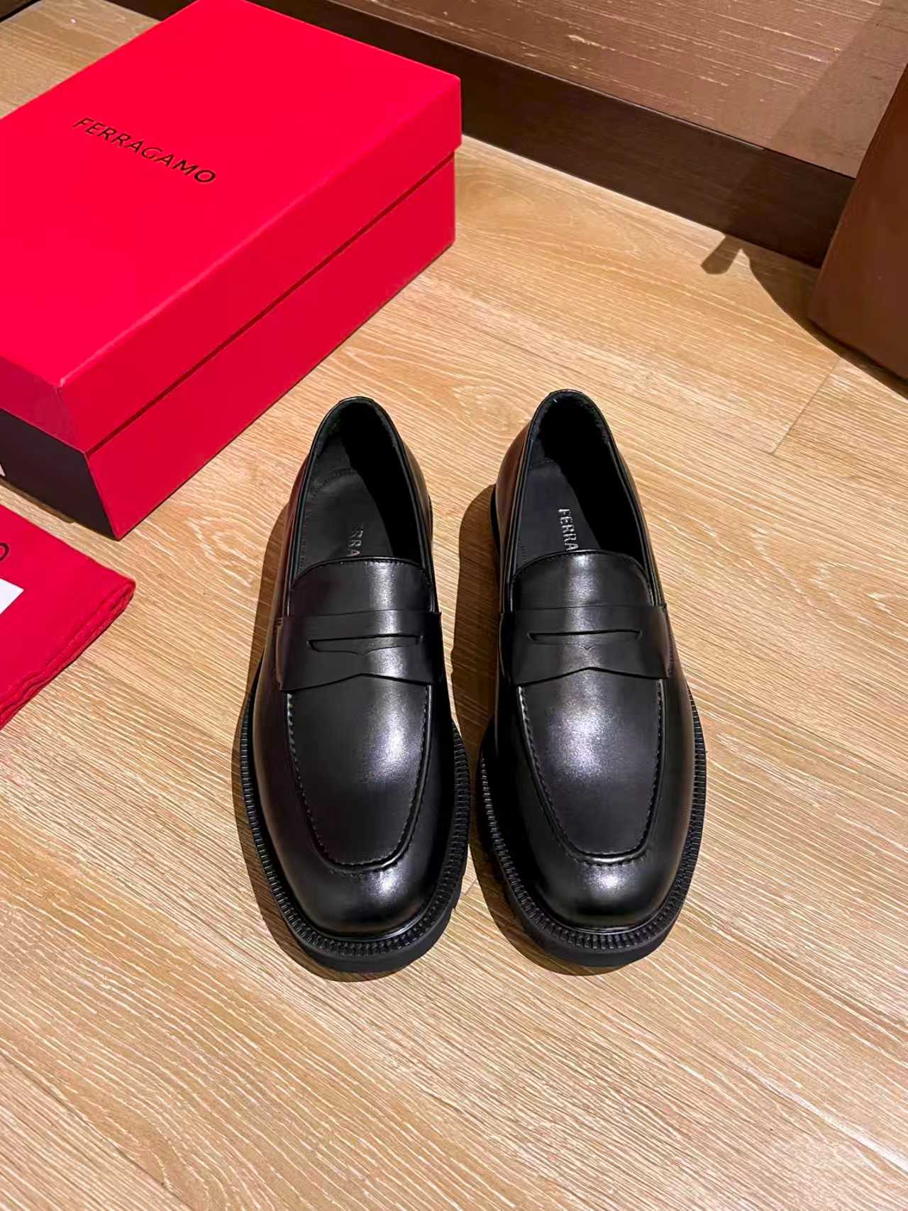 NO:639855,Batch of new products Ferragamo/Ferragamo high-end men's shoes covered with formal business casual leather shoes, authentic original items, feel free to compare counters...original imported top-grade open-edge beaded cowhide, hand-made with routing technology, perfect water-dyed cowhide lining, cowhide feet, original combination of high wear-resistant, non-slip and comfortable outsole!  size39 40 41 42 43 44 (38 45 46 can be ordered),,ferragamo,ferragamo,cowhide19860909批新品 Ferragamo/菲拉格慕 高端男士鞋覆正装商务休闲皮鞋正品原单货、随意对比专柜…原版进口顶级开边珠牛皮手工制作走线工艺完美水染牛皮内里牛皮垫脚、原版组合高耐磨防滑舒适大底！ size39 40 41 42 43 44（可订38 45 46）,,ferragamo,ferragamo,cowhide,Men's shoes