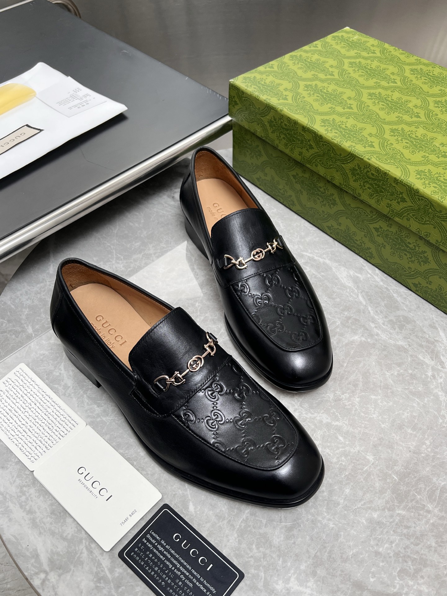 NO:830302,G's GUCC* new men's horsebit loafers, official price RMB, 600, made of imported cowhide/soft grained cowhide, apricot water-dyed cowhide lining, apricot cowhide foot pads, mainly skin-friendly and comfortable. The slightly curved shoe shape better fits the curvature of the foot, making the foot feel perfectly upgraded. Since the 1950s, these loafers have been Gucc*  The classic items in each series continue to add subtle new ideas to the classic design and continue to reproduce the collection elements. In the Gucci 'Aria-Fashion Aria' series, this shoe is reinterpreted with black leather and embellished with collection details. The metallic silver-toned horsebit symbolizes the equestrian world and praises the brand's equestrian origins with low-key details. Standard leather shoe sizes 39~44# (customized at 38.45.46)  batch,,gucci,gucci,gucci,loafers,cowhide19860909G家 GUCC* 新品男士马衔扣乐福鞋 官方售价RMB,600采用进口牛皮/柔软粒面牛皮打造 杏色水染牛皮内里 杏色牛皮垫脚 主打亲肤舒适 微翘的鞋型更贴合脚型的弧度 使脚感完美升级 自20世纪50年代以来,这款乐福鞋一直是Gucc* 各个系列的经典单品,不断在经典设计中增添微妙新意,持续重现典藏元素.在古驰《Aria-时尚咏叹调》系列中,这款鞋履采用黑色皮革焕新演绎,点缀典藏细节.金属银色调马衔扣象征马术世界,以低调细节赞颂品牌的马术本源. 标准皮鞋码数39～44#（38.45.46定做） 批,,gucci,gucci,gucci,loafers,cowhide,Men's shoes