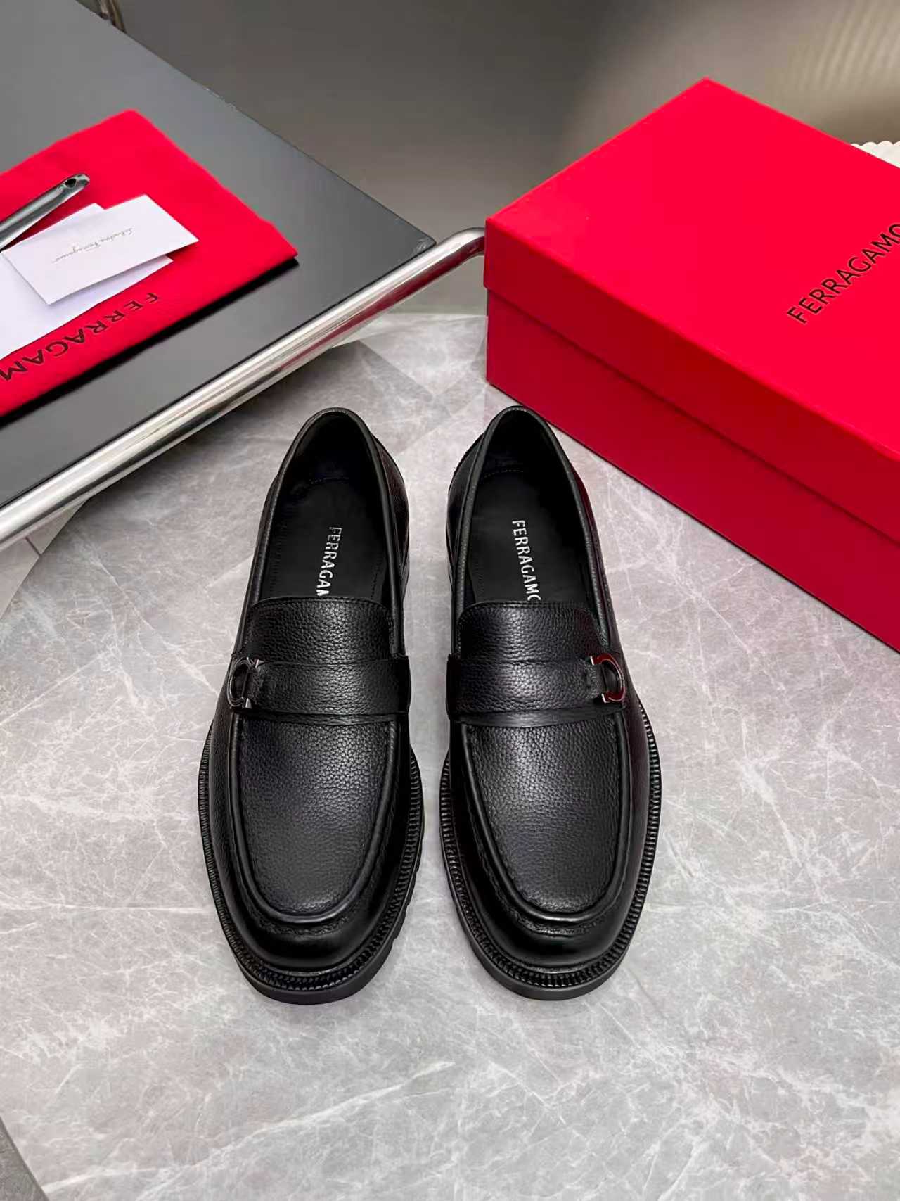 NO:621388,Ferragamo men's boutique leather shoes, this men's loafer has an elegant shape and gorgeous details, showing a dignified and sophisticated style, suitable for accompanying you to a cocktail party. The fabric is made of imported cowhide, showing a stunning texture, and the lining is dyed with fine calfskin, and the embellishment is slim and fashionable!  High wear-resistant combination outsole, comfortable and non-slip, high-definition highlighted logo badge, highlighting the outstanding skills of professional shoemaking masters. Every detail is carefully crafted, full set of original packaging, standard code 39-44 (38.45.46 custom-made, non-returnable and non-exchangeable), ready-made batch,,ferragamo,ferragamo,loafers,cowhide19860909菲拉格慕Ferragamo男士精品皮鞋,这款男士乐福鞋型优雅,细节华丽,彰显端庄考究风范,适合伴您出席鸡尾酒会.面料采用进口牛皮,呈现令人惊艳的质感,内里本染细腻小胎牛皮,缀饰造型纤巧时髦！高耐磨组合大底,舒适防滑,高清凸显纹logo徽章,彰显专业制鞋大师的斐然技艺.每一个细节都是精工细作,全套原包装, 标准码39-44（38.45.46定做不退不换）,现货批,,ferragamo,ferragamo,loafers,cowhide,Men's shoes