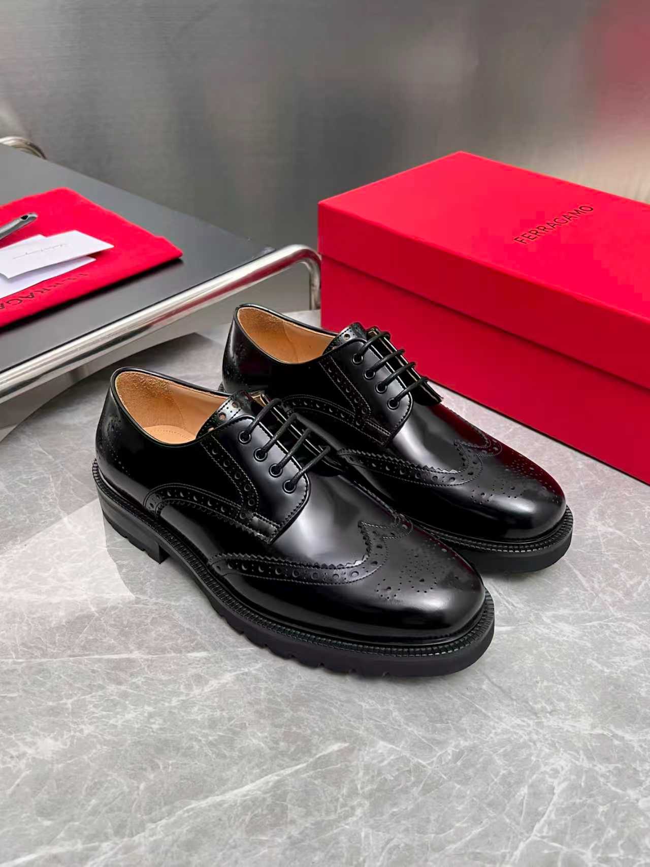 NO:621391,Ferragamo men's boutique leather shoes, this men's Derby shoe has an elegant shape and gorgeous details, showing a dignified and sophisticated style, suitable for accompanying you to a cocktail party. The fabric is made of imported cowhide, showing a stunning texture, and the lining is dyed with fine calfskin, and the embellishment is slim and fashionable!  High wear-resistant combination outsole, comfortable and non-slip, high-definition highlighted logo badge, highlighting the outstanding skills of professional shoemaking masters. Every detail is carefully crafted, full set of original packaging, standard code 39-44 (38.45.46 custom-made, non-refundable and non-exchangeable), ready-made batch, ferragamo, ferragamo, cowhide19860909菲拉格慕Ferragamo男士精品皮鞋,这款男士德比鞋型优雅,细节华丽,彰显端庄考究风范,适合伴您出席鸡尾酒会.面料采用进口牛皮,呈现令人惊艳的质感,内里本染细腻小胎牛皮,缀饰造型纤巧时髦！高耐磨组合大底,舒适防滑,高清凸显纹logo徽章,彰显专业制鞋大师的斐然技艺.每一个细节都是精工细作,全套原包装, 标准码39-44（38.45.46定做不退不换）,现货批,,ferragamo,ferragamo,cowhide,Men's shoes