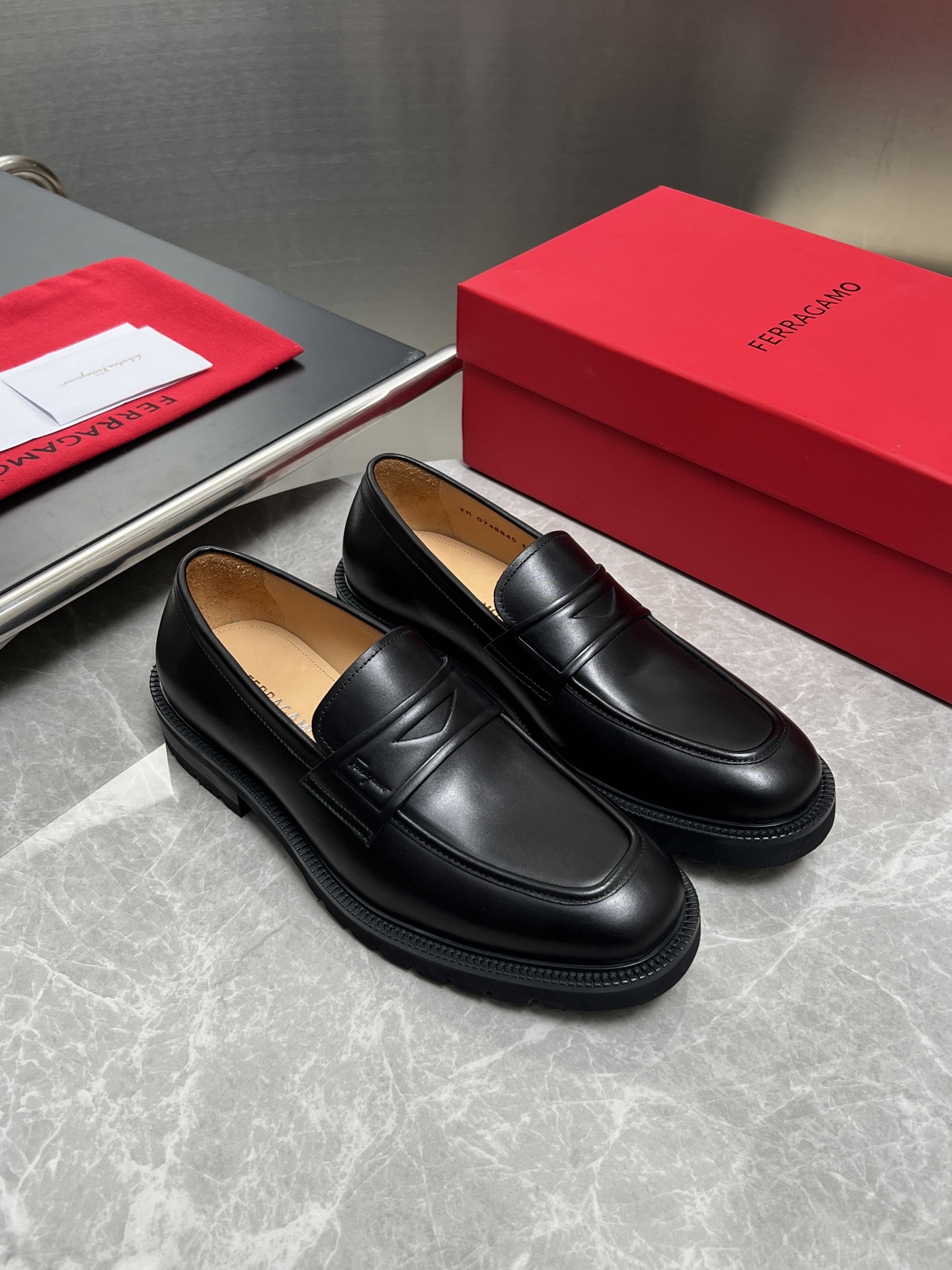 NO:621394,Ferragamo men's boutique leather shoes, this men's loafer has an elegant shape and gorgeous details, showing a dignified and sophisticated style, suitable for accompanying you to a cocktail party. The fabric is made of imported cowhide, showing a stunning texture, and the lining is dyed with fine calfskin, and the embellishment is slim and fashionable!  High wear-resistant combination outsole, comfortable and non-slip, high-definition highlighted logo badge, highlighting the outstanding skills of professional shoemaking masters. Every detail is carefully crafted, full set of original packaging, standard code 39-44 (38.45.46 custom-made, non-returnable and non-exchangeable), ready-made batch,,ferragamo,ferragamo,loafers,cowhide19860909菲拉格慕Ferragamo男士精品皮鞋,这款男士乐福鞋型优雅,细节华丽,彰显端庄考究风范,适合伴您出席鸡尾酒会.面料采用进口牛皮,呈现令人惊艳的质感,内里本染细腻小胎牛皮,缀饰造型纤巧时髦！高耐磨组合大底,舒适防滑,高清凸显纹logo徽章,彰显专业制鞋大师的斐然技艺.每一个细节都是精工细作,全套原包装, 标准码39-44（38.45.46定做不退不换）,现货批,,ferragamo,ferragamo,loafers,cowhide,Men's shoes